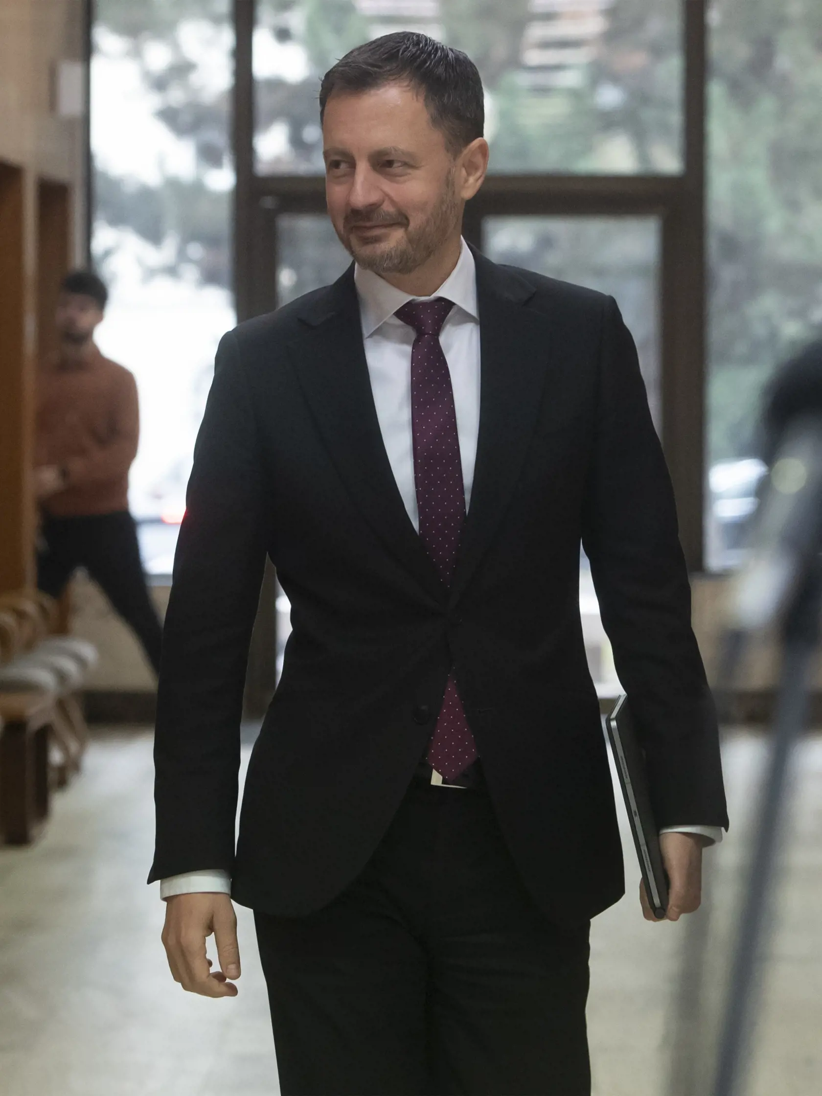 Na snímke premiér SR Eduard Heger (OĽANO) prichádza na 128. schôdzu vlády SR 15. decembra 2022 v Bratislave.