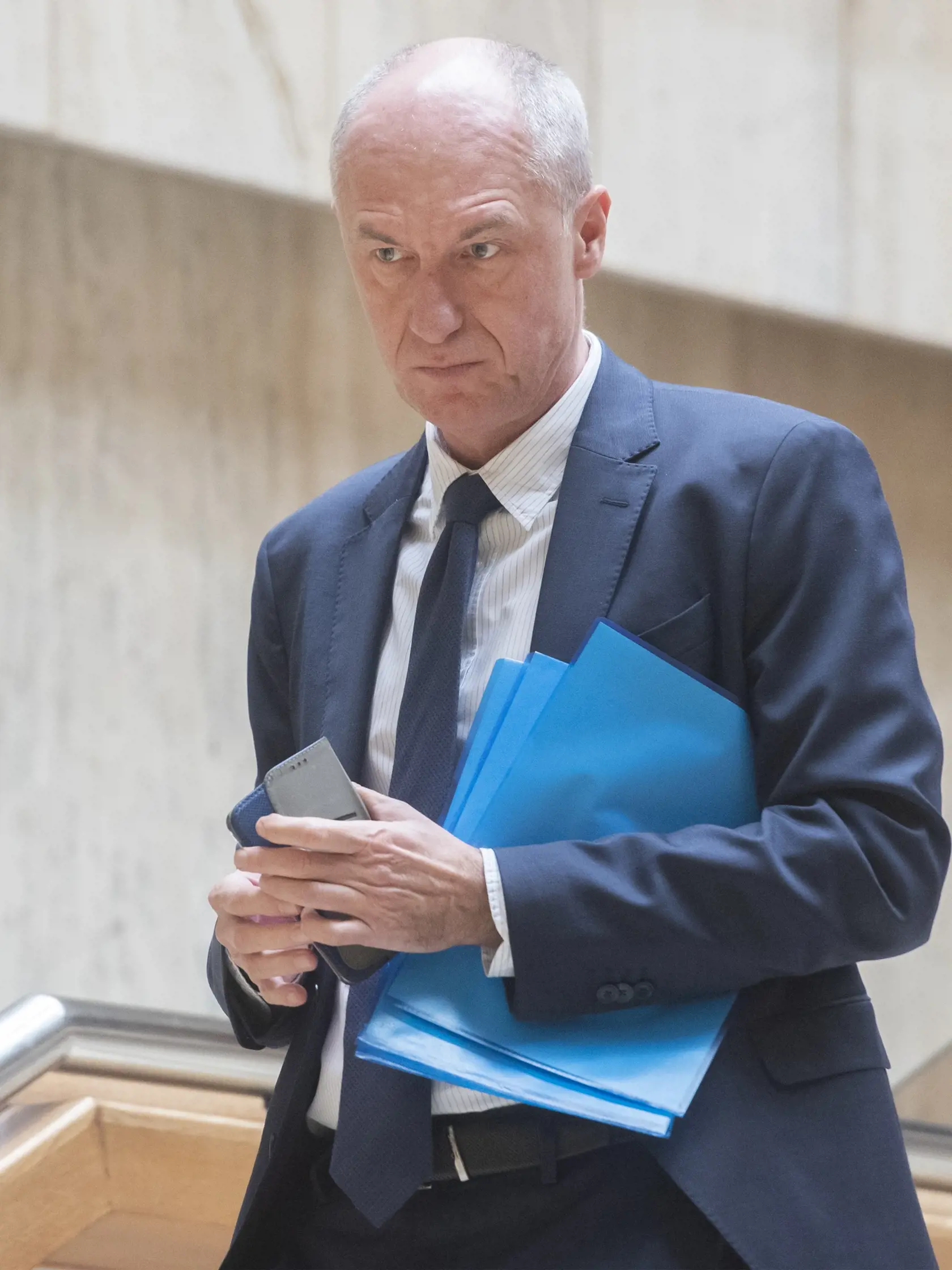 Na snímke minister hospodárstva SR Karel Hirman   odchádza zo 128. schôdze vlády SR 15. decembra 2022 v Bratislave.