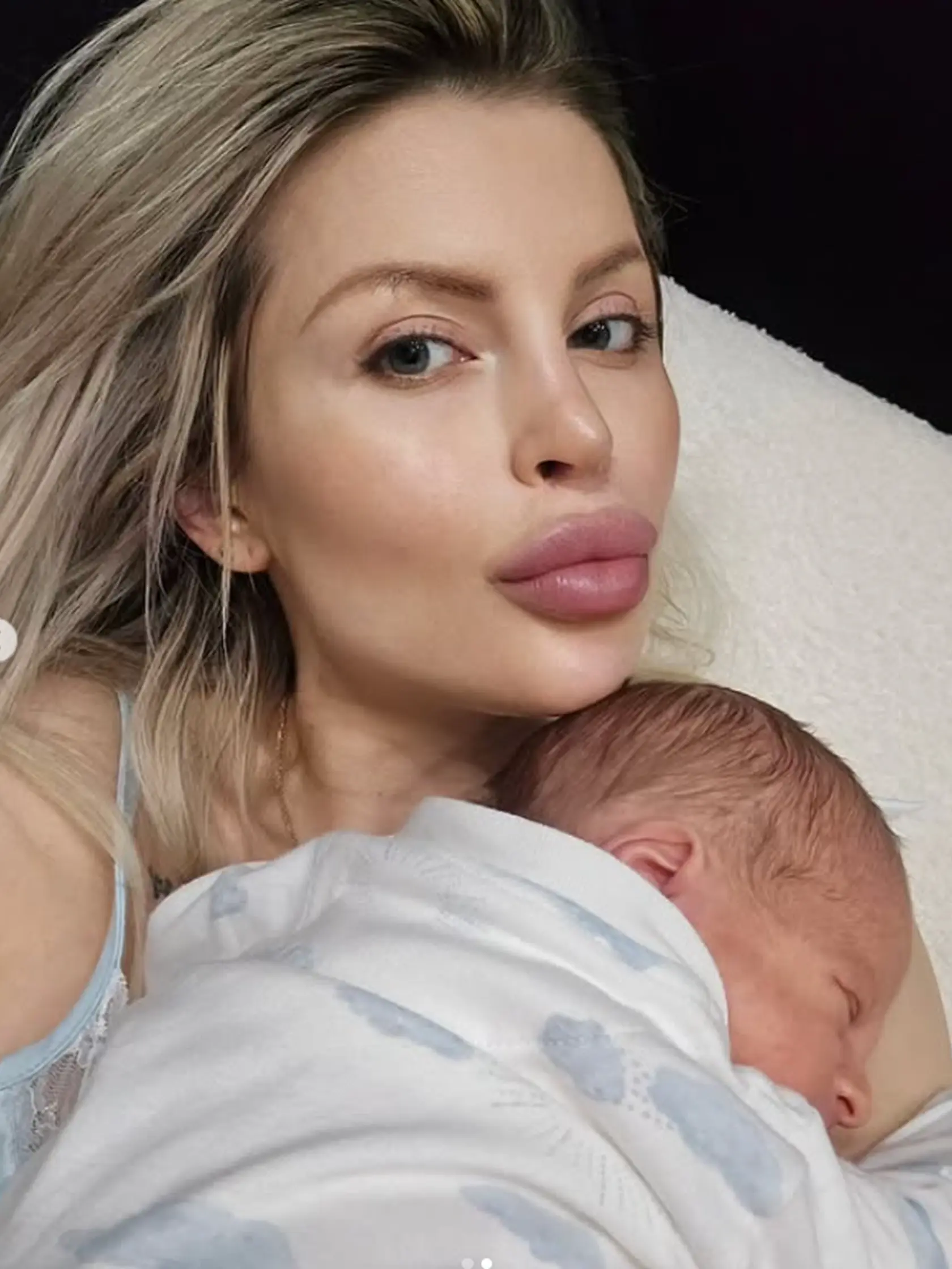Lela Vémola sa po treťom pôrode zmenila. Upustila od výrazného make-upu. Fanúšikovia ju nespoznávajú a tvrdia, že omladla.