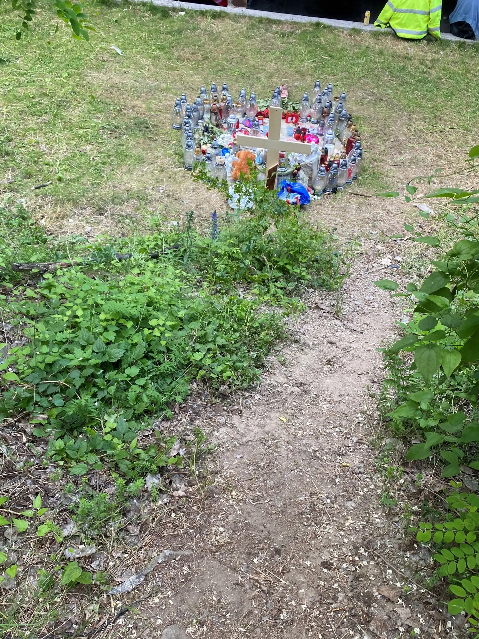 Dolu pod kopcom vzniklo pamätné miesto, kde domáci spomínajú na dve mladé dievčatá. Pamätník v tvare veľkej kytice tvoria desiatky sviečok, fotiek dievčat a hračiek, ktoré tam nanosili ich kamaráti a známi. Zároveň tam je aj kríž s ich menami. Hneď za ním vedie cestička až na miesto tragédie.