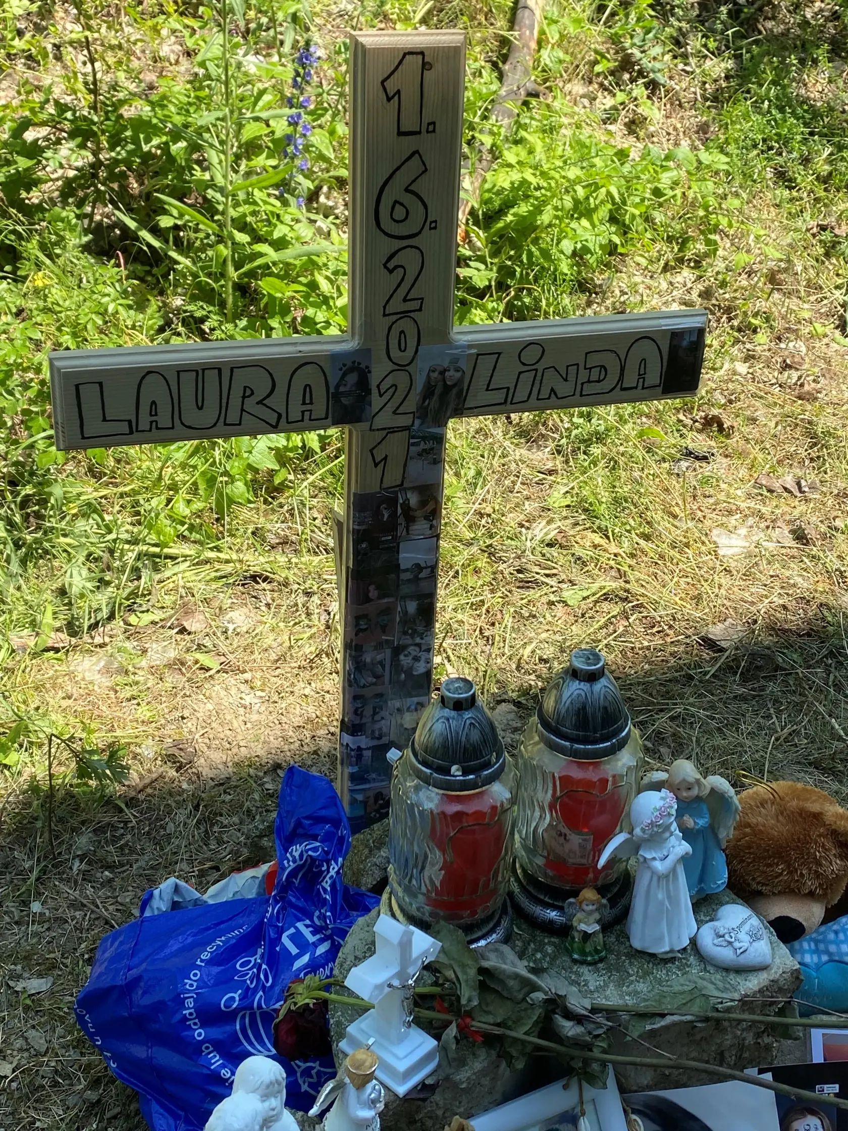 Dolu pod kopcom vzniklo pamätné miesto, kde domáci spomínajú na dve mladé dievčatá. Pamätník v tvare veľkej kytice tvoria desiatky sviečok, fotiek dievčat a hračiek, ktoré tam nanosili ich kamaráti a známi. Zároveň tam je aj kríž s ich menami. Hneď za ním vedie cestička až na miesto tragédie.