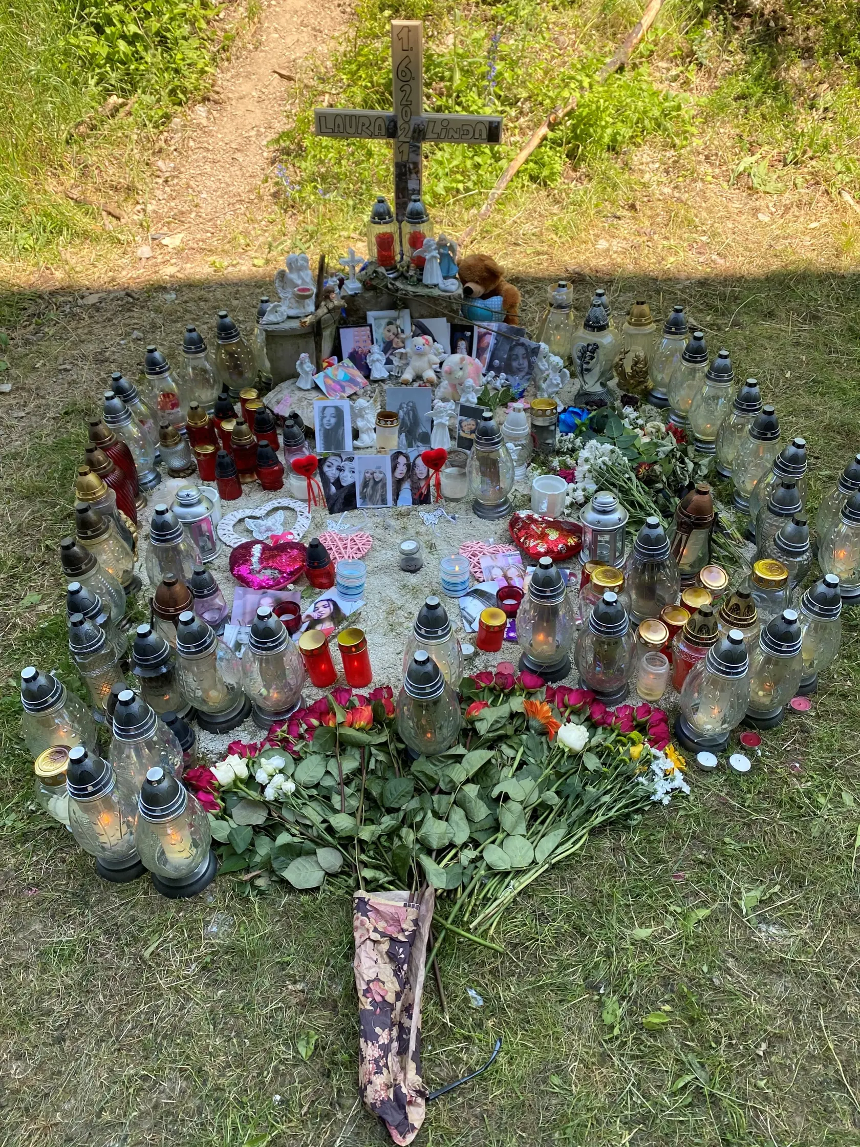 Dolu pod kopcom vzniklo pamätné miesto, kde domáci spomínajú na dve mladé dievčatá. Pamätník v tvare veľkej kytice tvoria desiatky sviečok, fotiek dievčat a hračiek, ktoré tam nanosili ich kamaráti a známi. Zároveň tam je aj kríž s ich menami. Hneď za ním vedie cestička až na miesto tragédie.