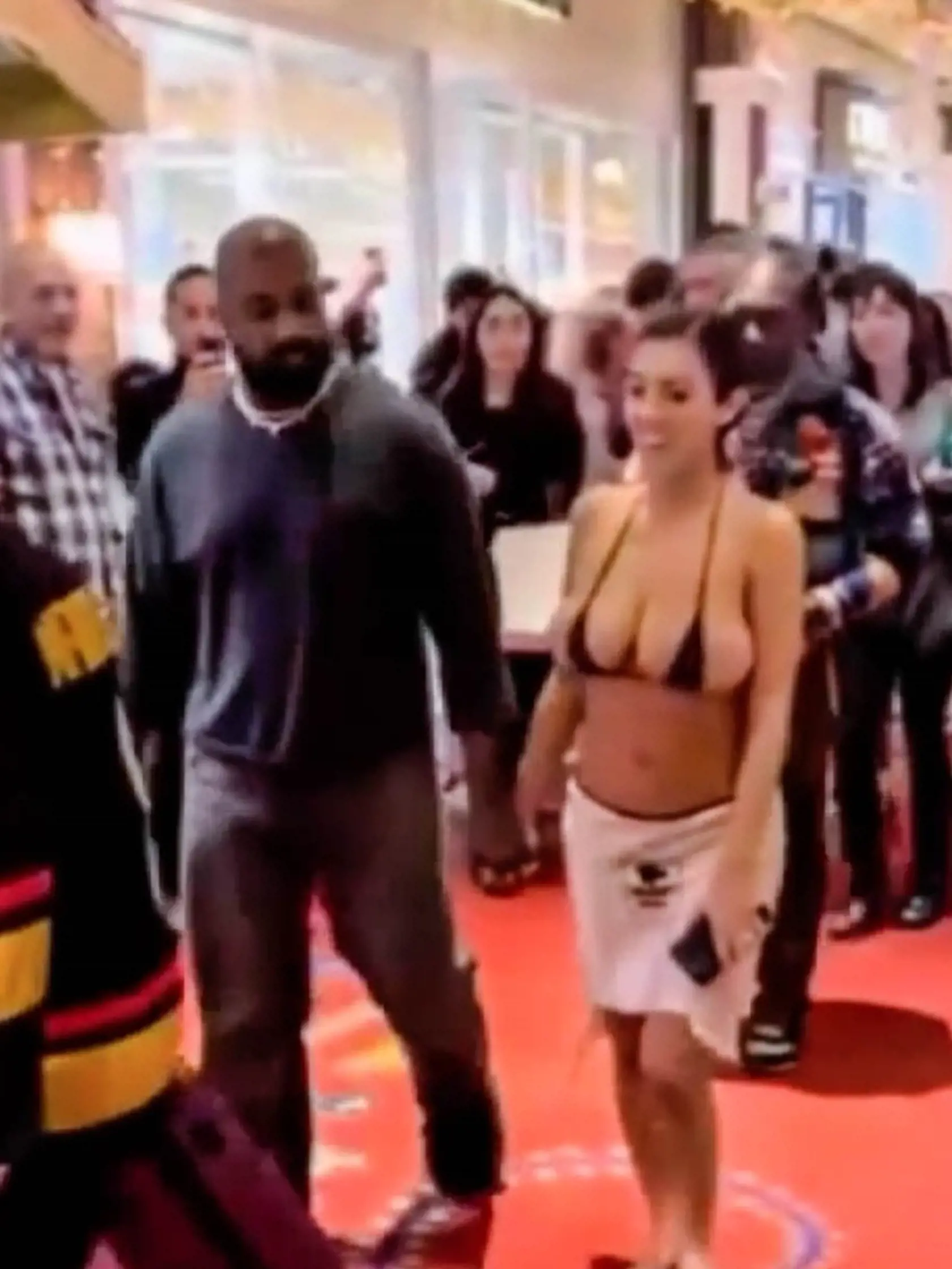Za predvádzaním obnaženej manželky Kanyeho Westa je podľa všetkého sexuálna odchylka kandaulizmus.