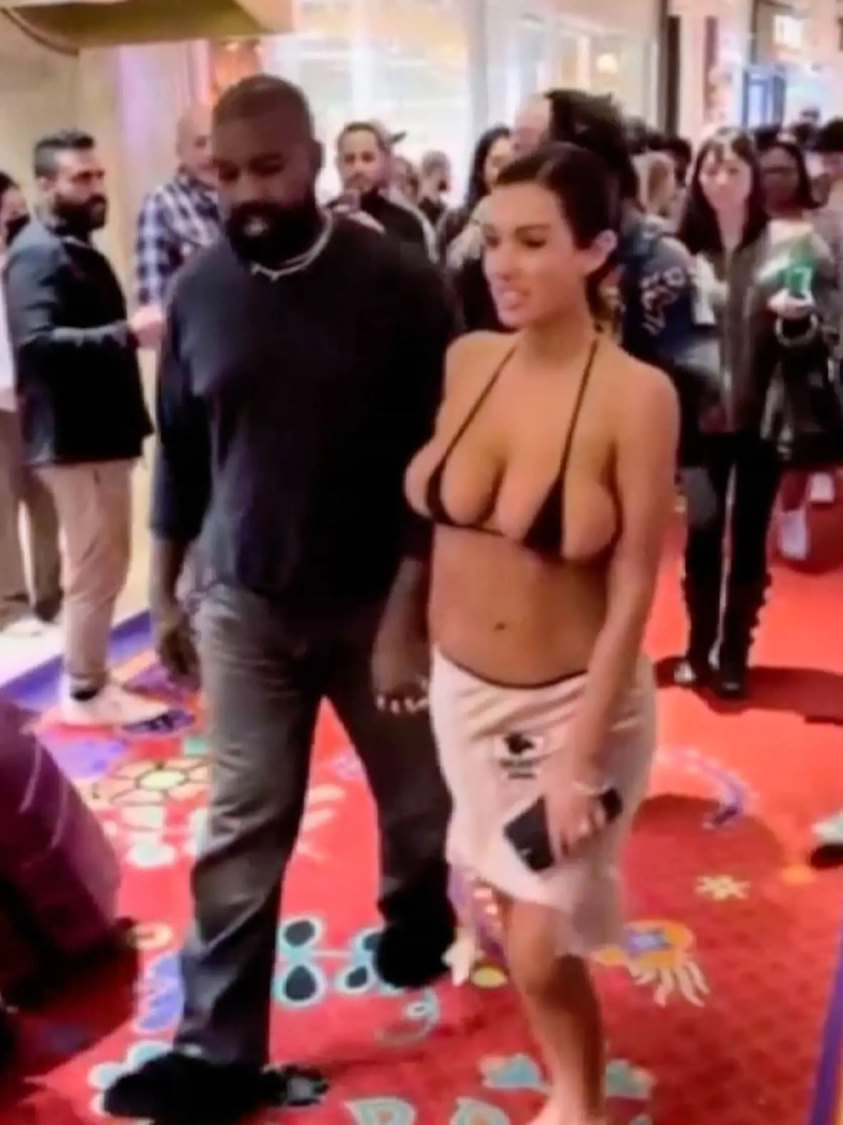 Takto predviedol Kanye svoju manželku Biancu v kasíne vo Vegas.