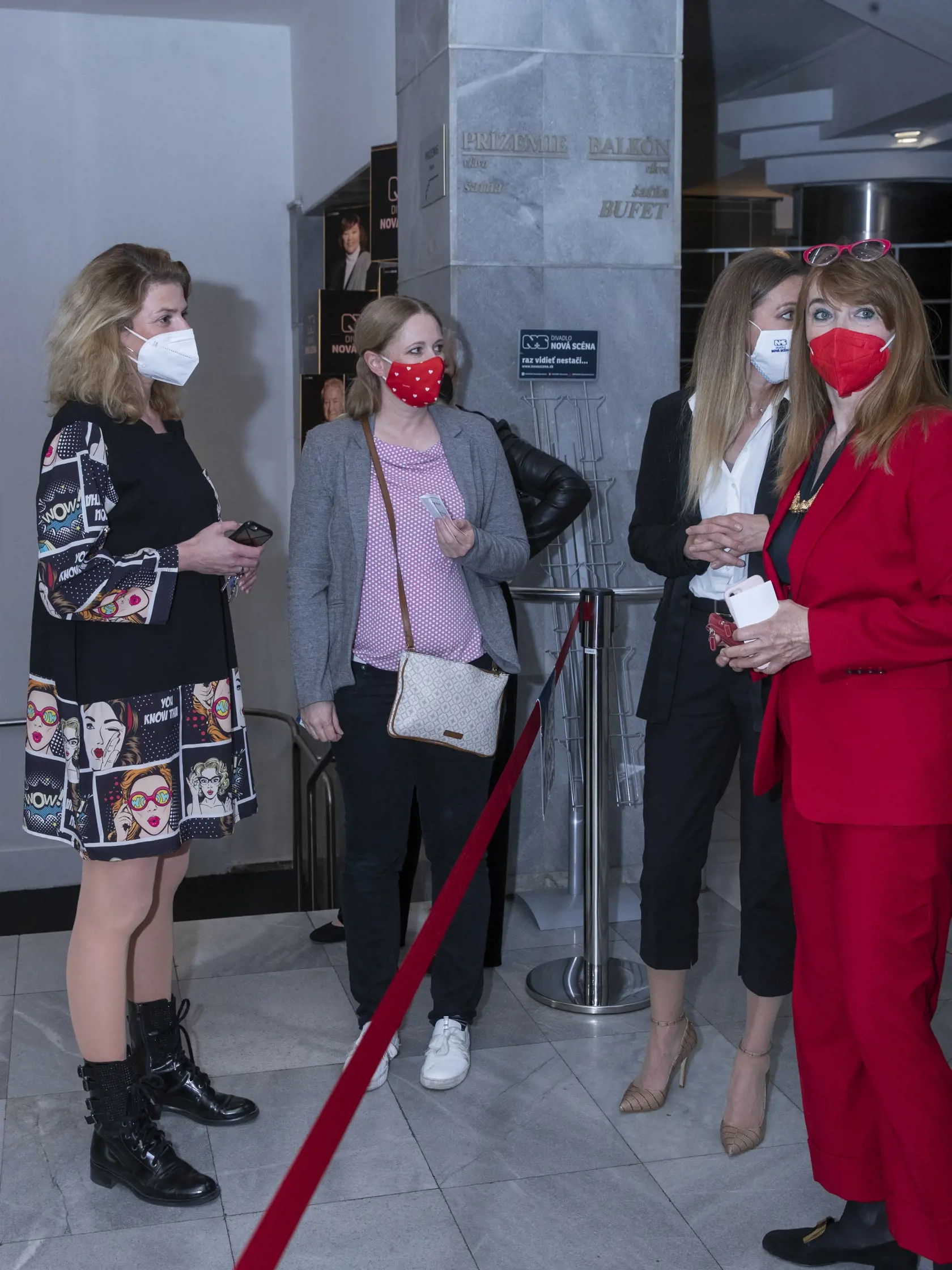 Divadlo Nová scéna v Bratislave po uvoľnení protipandemických opatrení odohralo pre obmedzený počet návštevníkov predstavenie Výstup. Na snímke je Miroslava Frankovská.