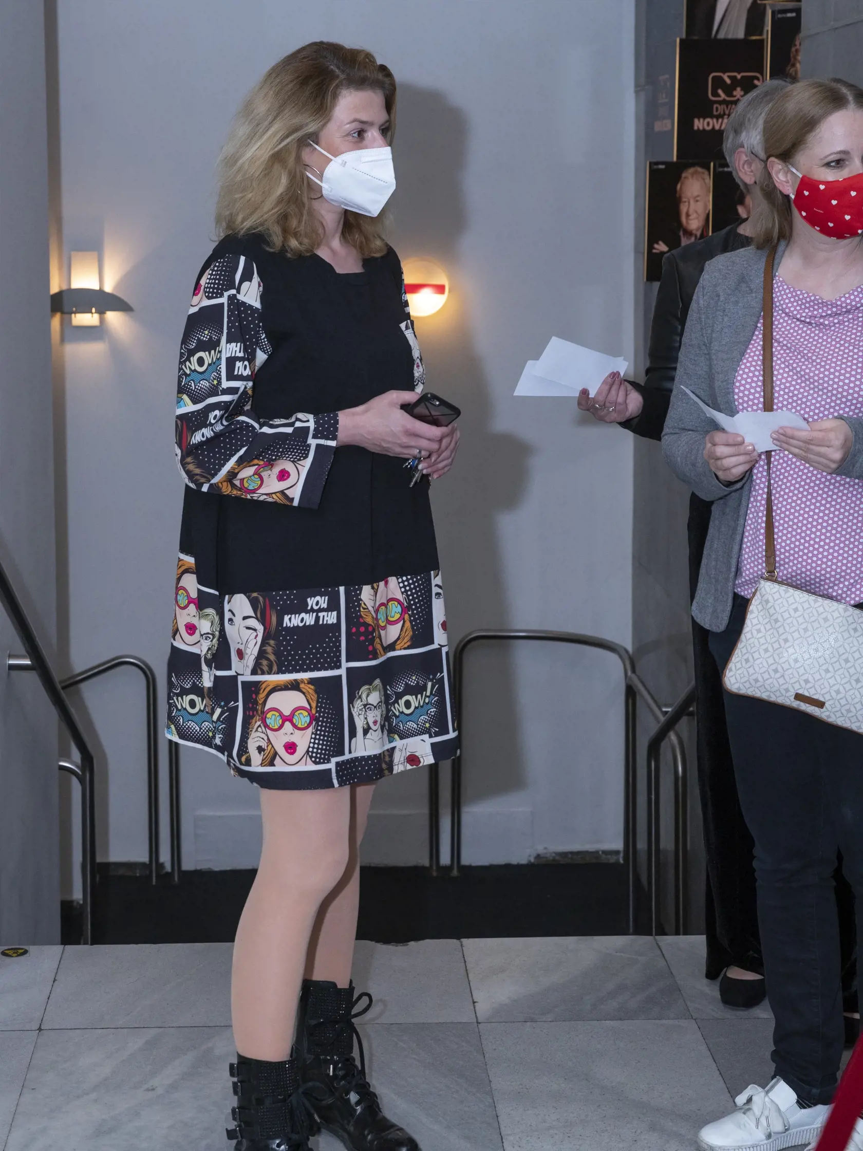 Divadlo Nová scéna v Bratislave po uvoľnení protipandemických opatrení odohralo pre obmedzený počet návštevníkov predstavenie Výstup. Na snímke je Miroslava Frankovská.