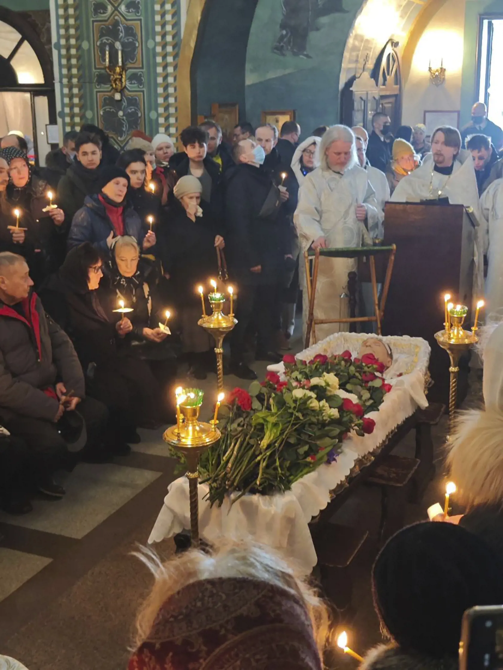 Na snímke príbuzní a priatelia sa lúčia zo zosnulým ruským opozičným lídrom Alexajom Navaľným v bohorodičnom Chráme ikony Utíš môj smútok v moskovskom rajóne Maryno v Moskve v piatok 1. marca 2024.