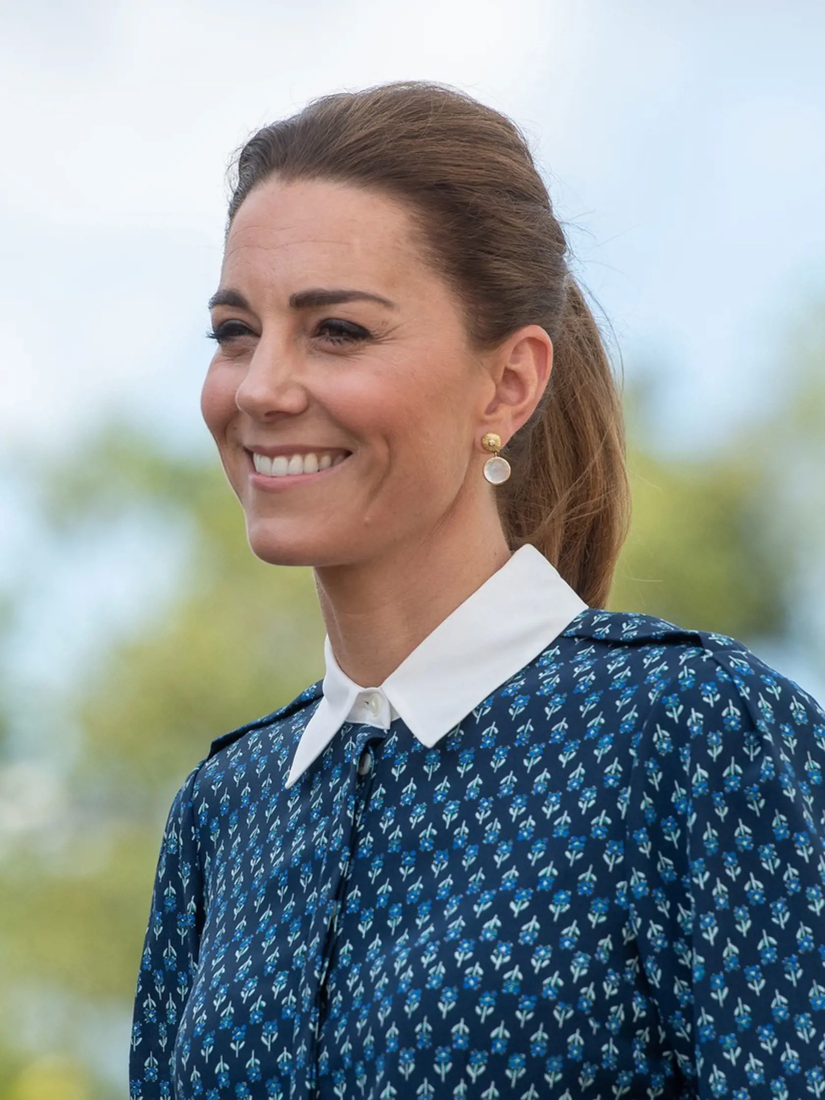 Kate si pri tejto príležitosti obliekla krásne, elegantné šaty modrej farby s bielym golierikom značky Beulah London. Práve modrá farba je oficiálnou farbou NHS. Okrem iného si však šatami uctila aj pamiatku zosnulej princeznej Diany, ktorá si podobný model obliekla v roku 1985.
