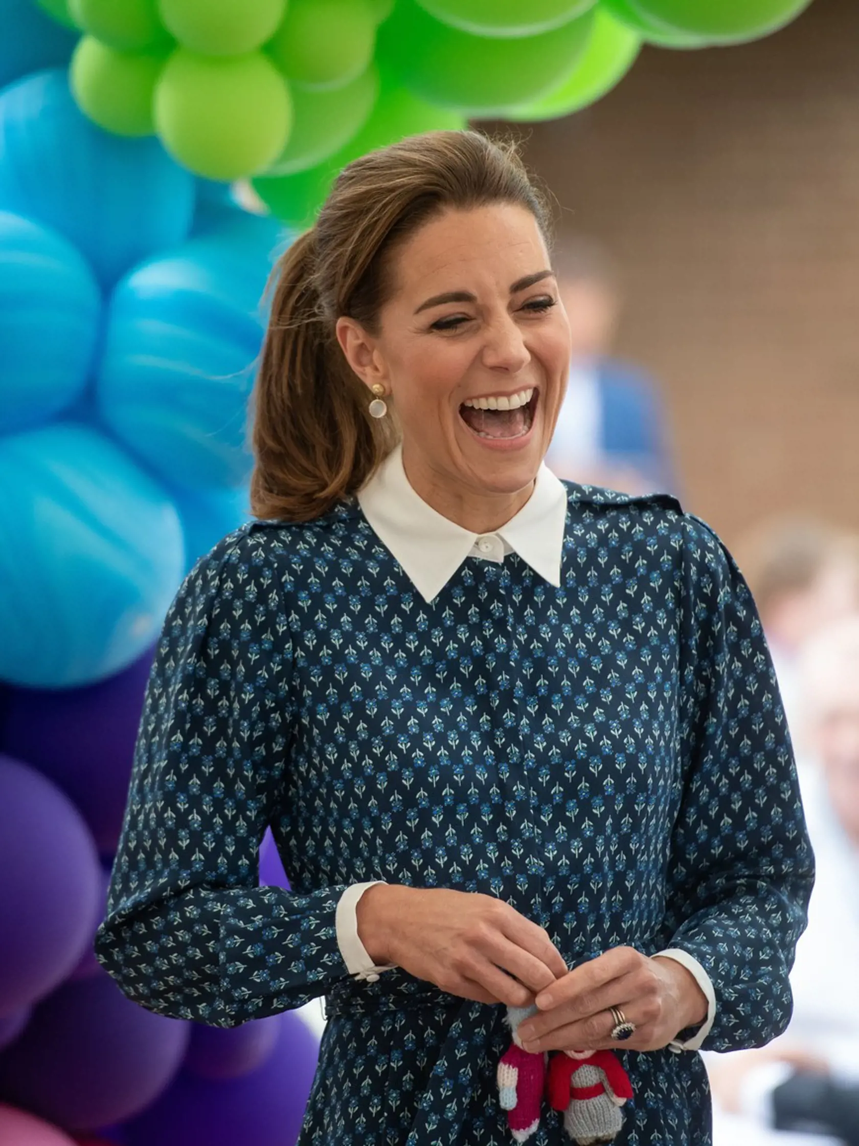 Kate si obliekla krásne, elegantné šaty modrej farby s bielym golierikom značky Beulah London. Práve modrá farba je oficiálnou farbou NHS. Okrem iného si však šatami uctila aj pamiatku zosnulej princeznej Diany, ktorá si podobný model obliekla v roku 1985.