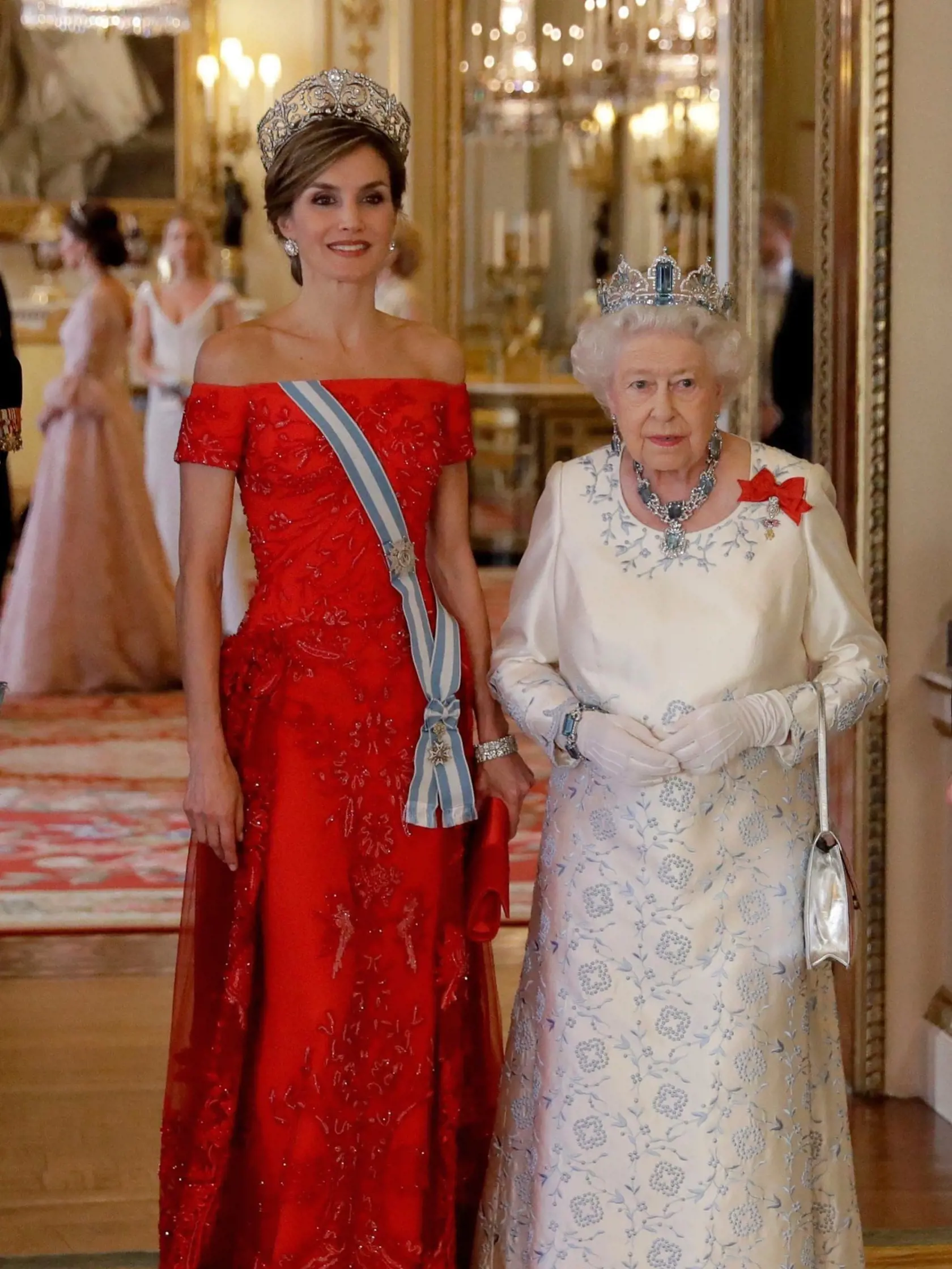 Letizia, Španielsko. Španielska kráľovná Letizia je tamojšou módnou ikonou. Pred svadbou s kráľom Felipem v roku 2004 bola novinárkou a moderátorkou spravodajstva. V roku 2015 ju vymenovali za veľvyslankyňu výživy OSN.