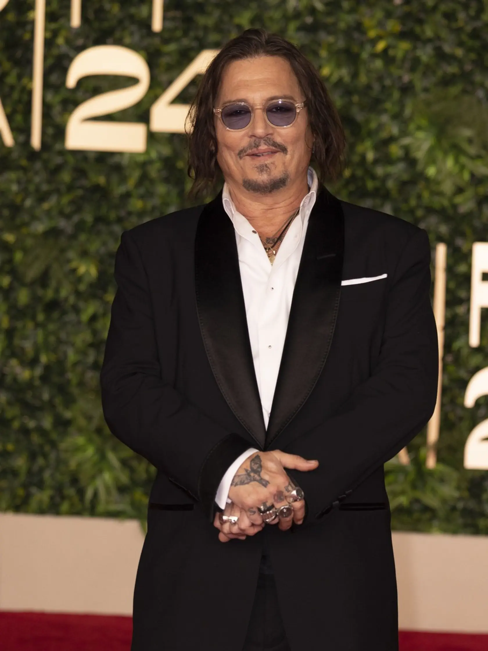 Depp vyzeral sviežo a spokojne, akoby mu zmena prostredia a pobyt v Saudskej Arábii priniesli novú energiu. 