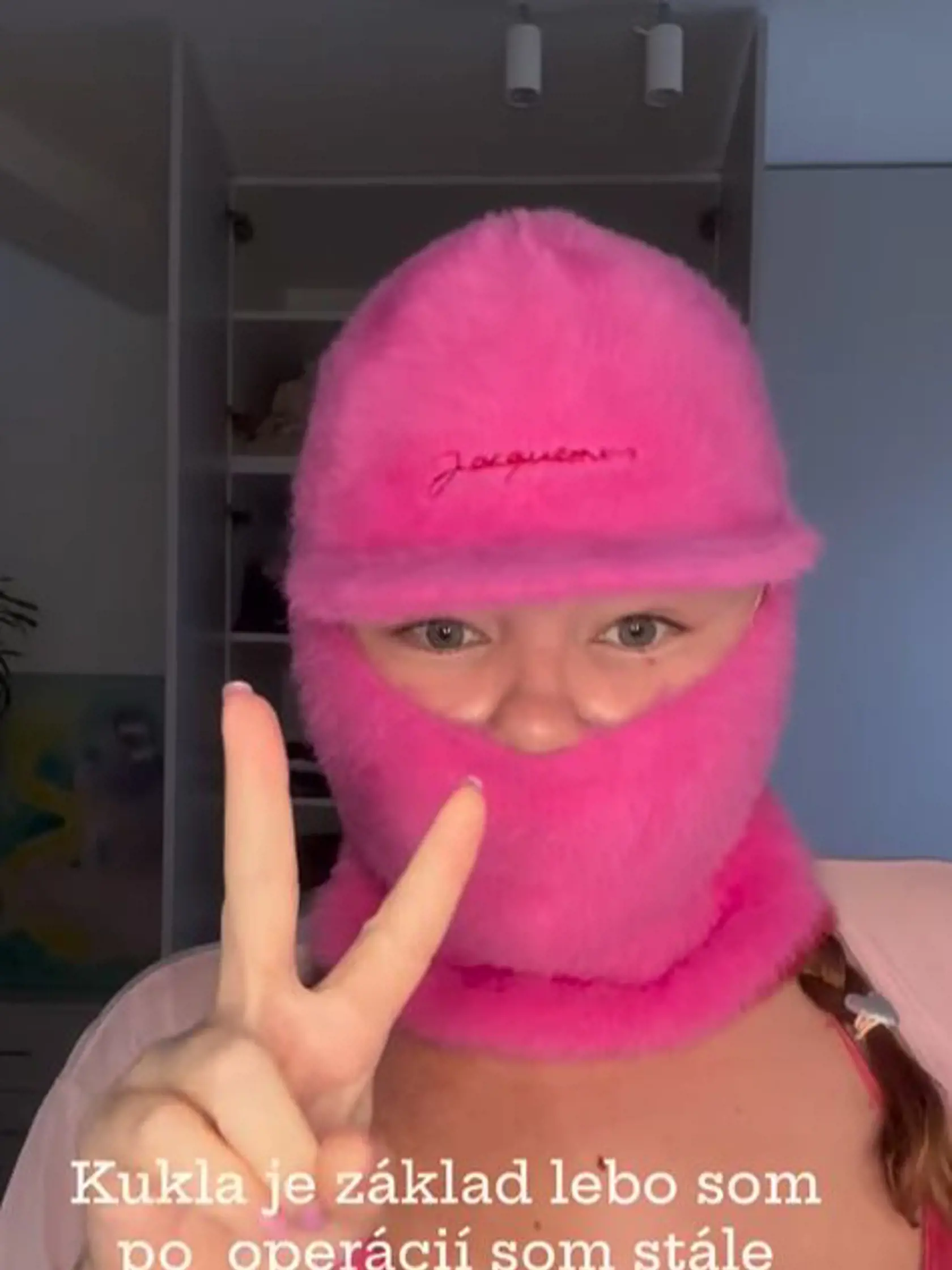 Evelyn chodila po meste v ružovej huňatej kukle.