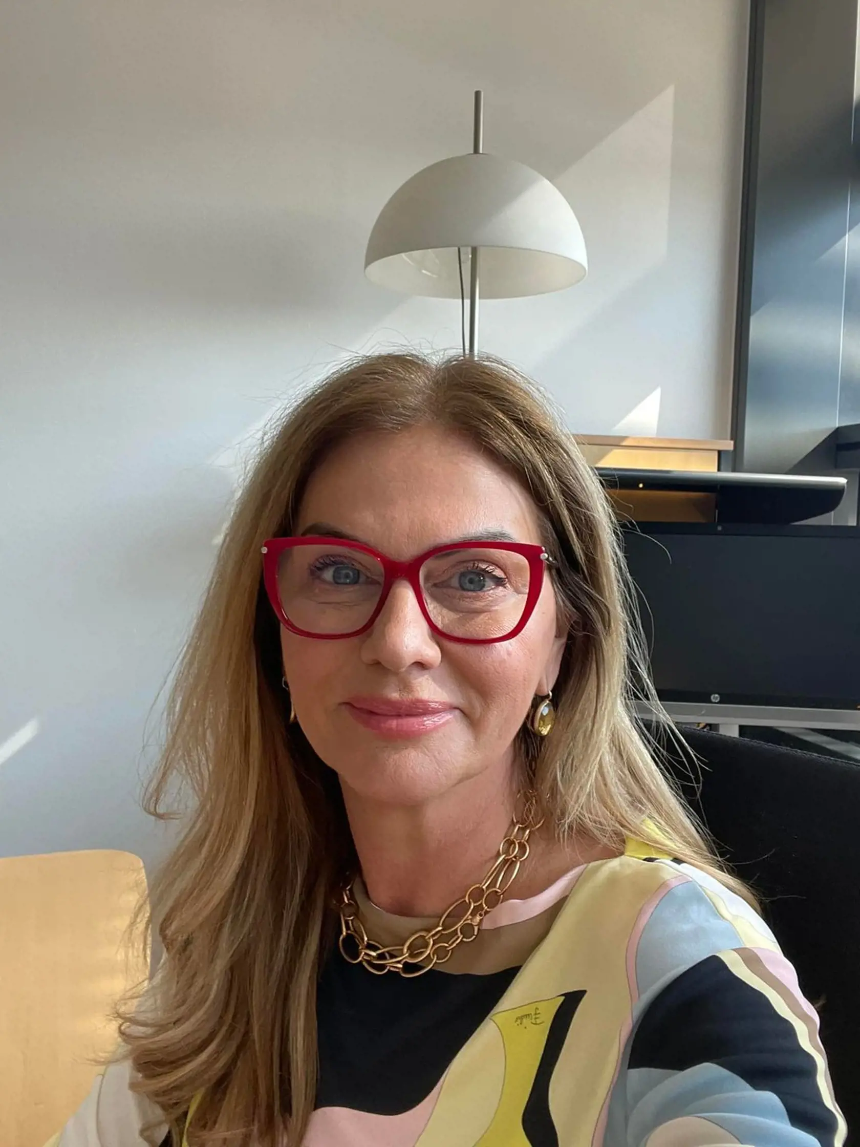 „Celá táto nepríjemná záležitosť, samozrejme, všetkých zasiahla. Aj EP, aj naša skupina sa cítime ako poškodené strany a aj sme to v pondelok (12. 12.) oficiálne deklarovali,“ povedala hneď v úvode Beňová . „Je to fatálne zlyhanie jednotlivcov, podobné ako pred niekoľkými rokmi, keď pár poslancov nahrali novinári z britského Sun,“ pokračovala ďalej.