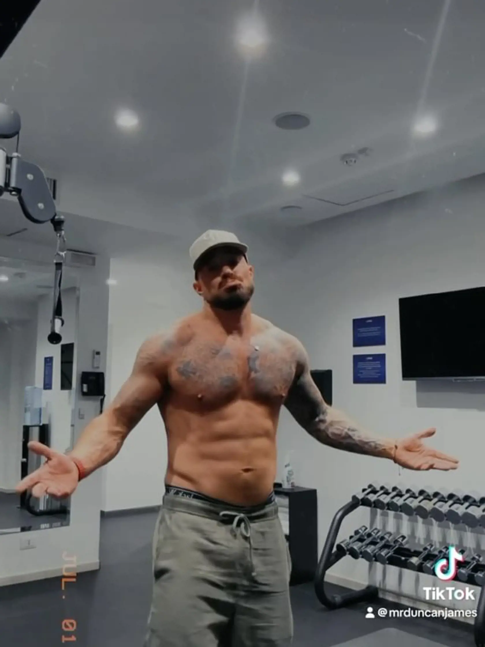 Duncan James z kapely Blue sa pýši vypracovanými svalmi.