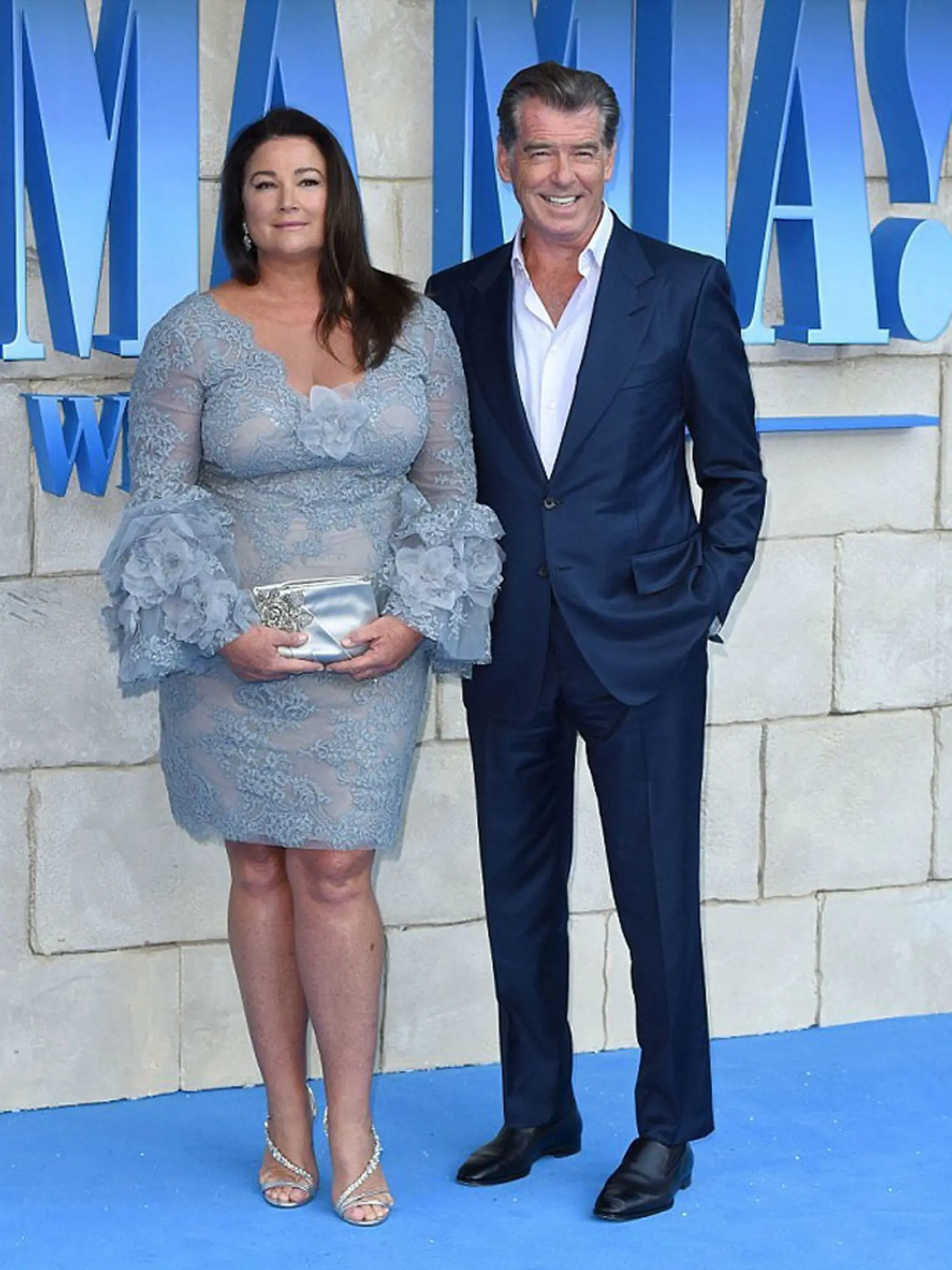 K fotke herca Pierca Brosnana a jeho moletnej manželky napísal: Agent 007 miluje svoju XXL Bond girl s každým cm jej  ela. Citujem: "Čim je väčšia, tým viac ju milujem". Z toho ženy veľmi jasne vyplýva, že každá z vás aj so 100 kg navyše môže byť Bond girl a začať so mnou cvičiť, robiť niečo veľa pre seba a tvarovať si figuretu. Ak Ti doma rozpráva tvoj muž, že to nikdy nedokážeš, tak si si našla len agenta nula. Nájdi si agenta, čo rieši, čo si dnes jedla namiesto koľko si schudla. Postava nie je a nikdy nebude zárukou šťastia. Cítiť sa vo svojom tele ako v chráme však ide šťastiu naproti. Svižným krokom.