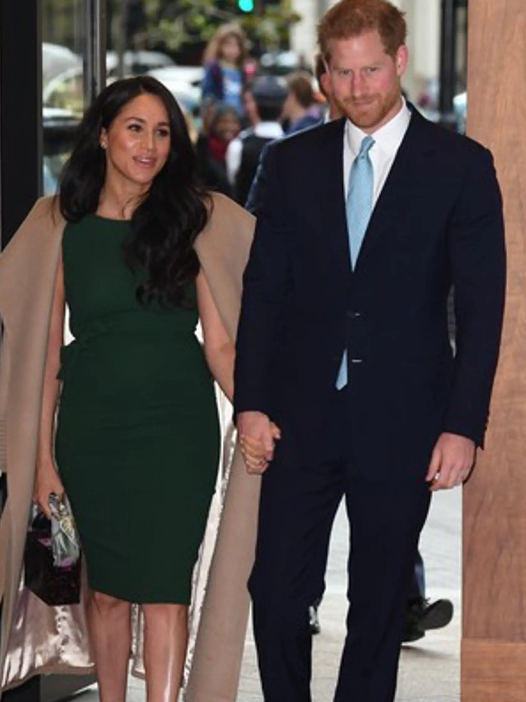 Elegantné zelené šaty s decentným prvkom v oblasti pása si vojvodkyňa Meghan obliekla druhýkrát.