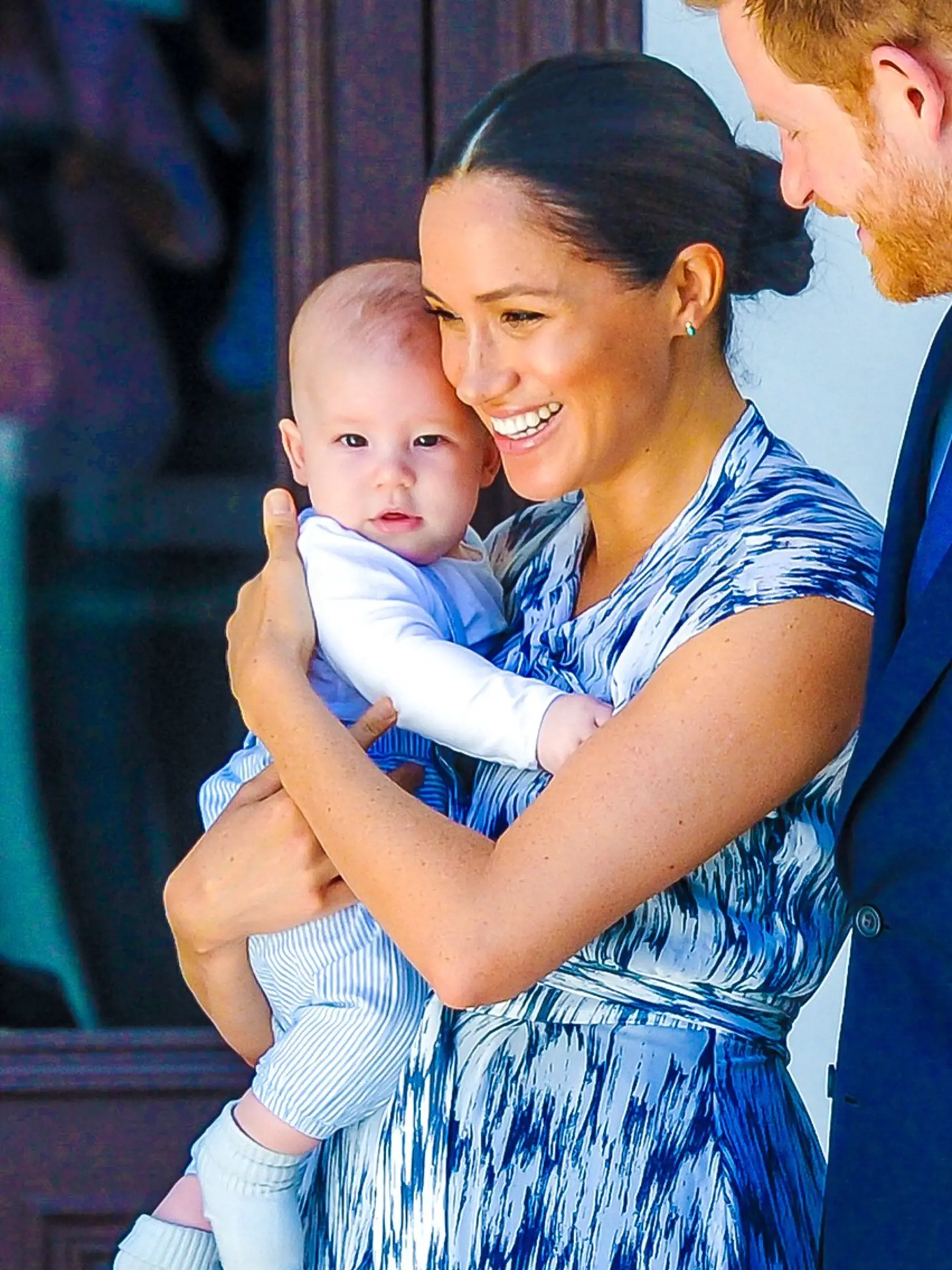 Meghan Markle drží na rukách syna Archieho.