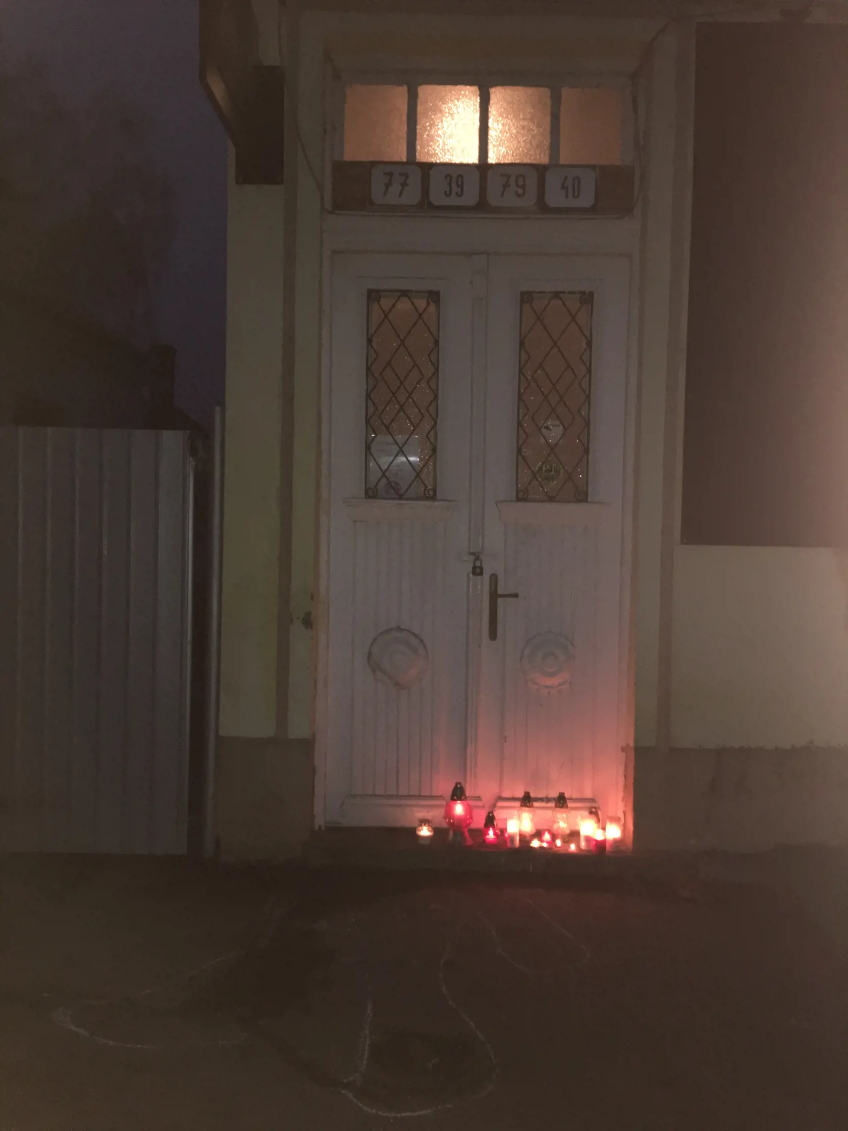 Večer po Dávidovej vražde zapaľovali jeho kamaráti pred podnikom, kde ho poľovník Ján doslova popravil, kahance na znak veľkého smútku.