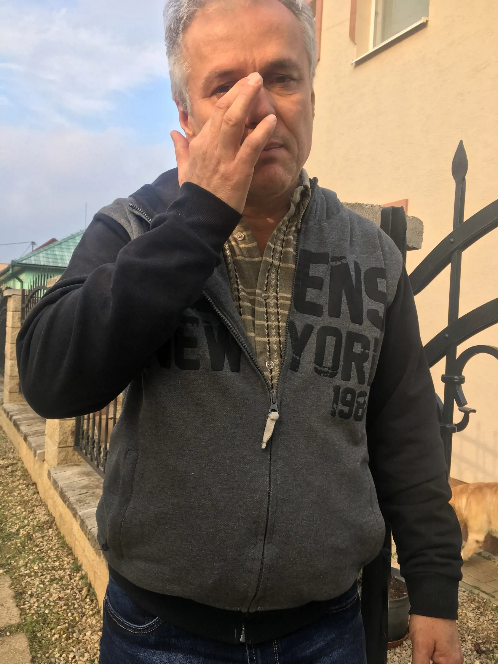 Dávidov otec sa pri slovách o synovej tragédii neubránil slzám.