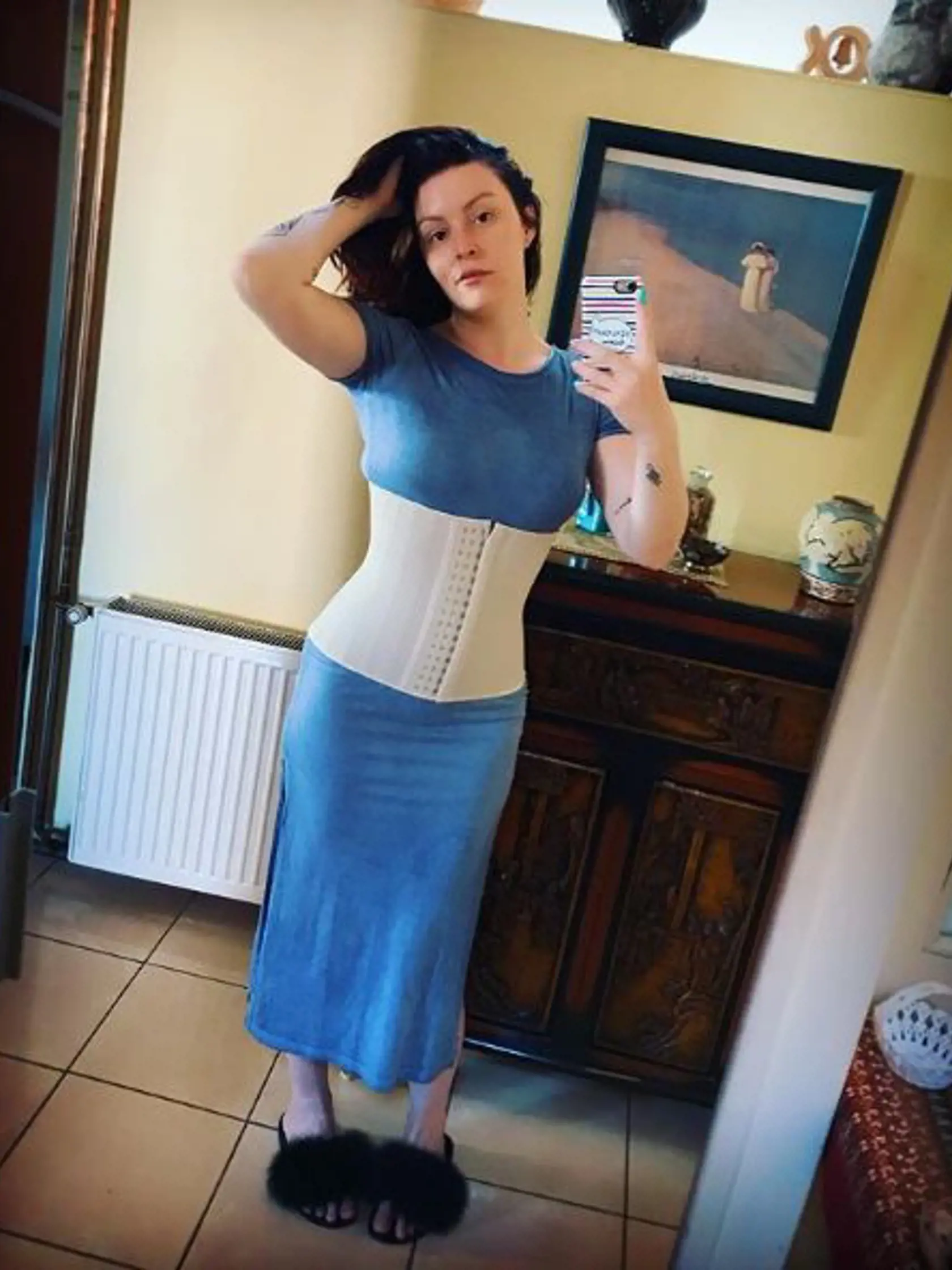 Barbora používa na bruško špeciálny korzet.