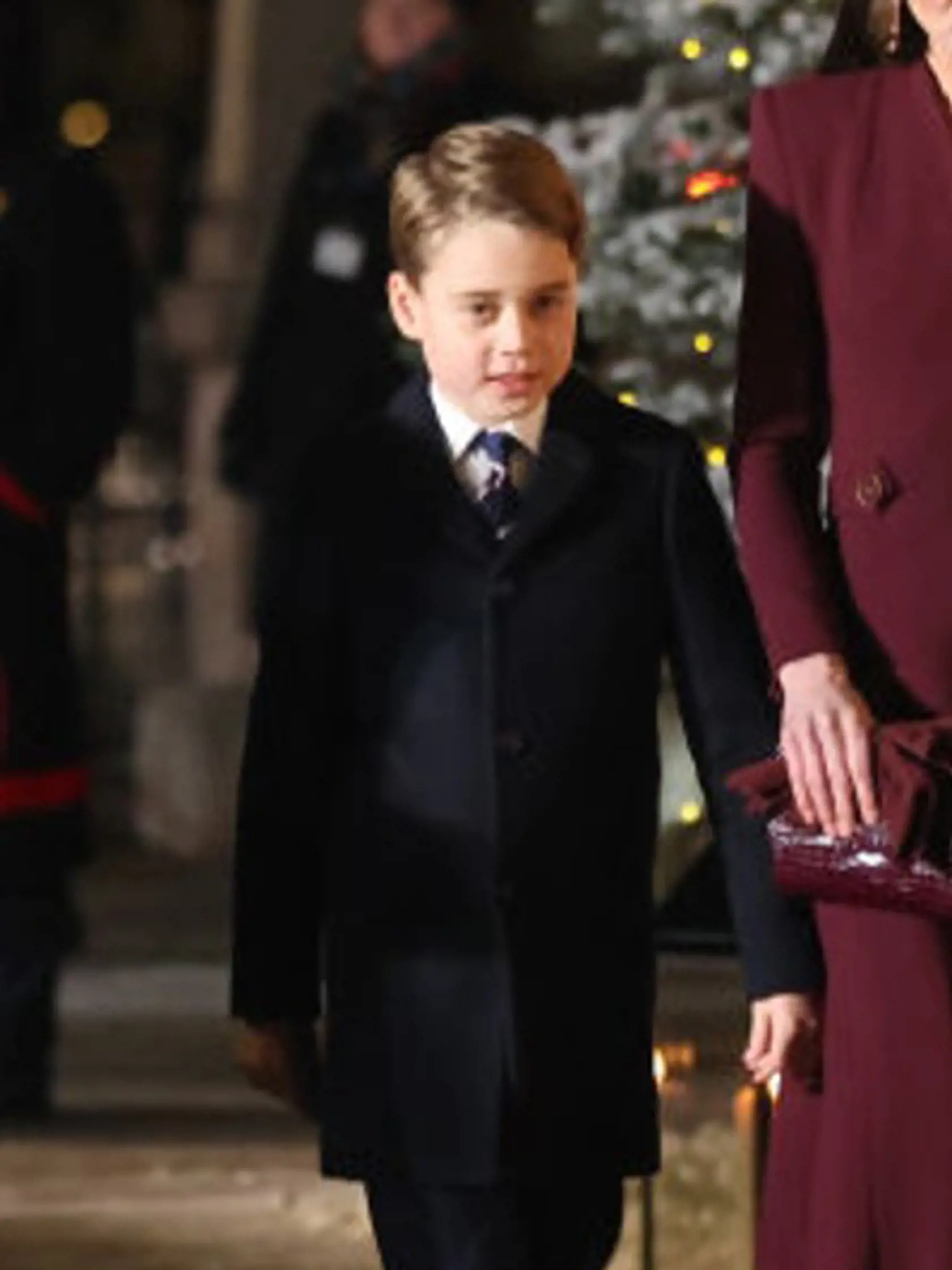 Princ George zas kopíroval štýl svojho otca v námorníckych nohaviciach a kabáte. Svoj outfit však zavŕšil bielou pásikavou kravatou.