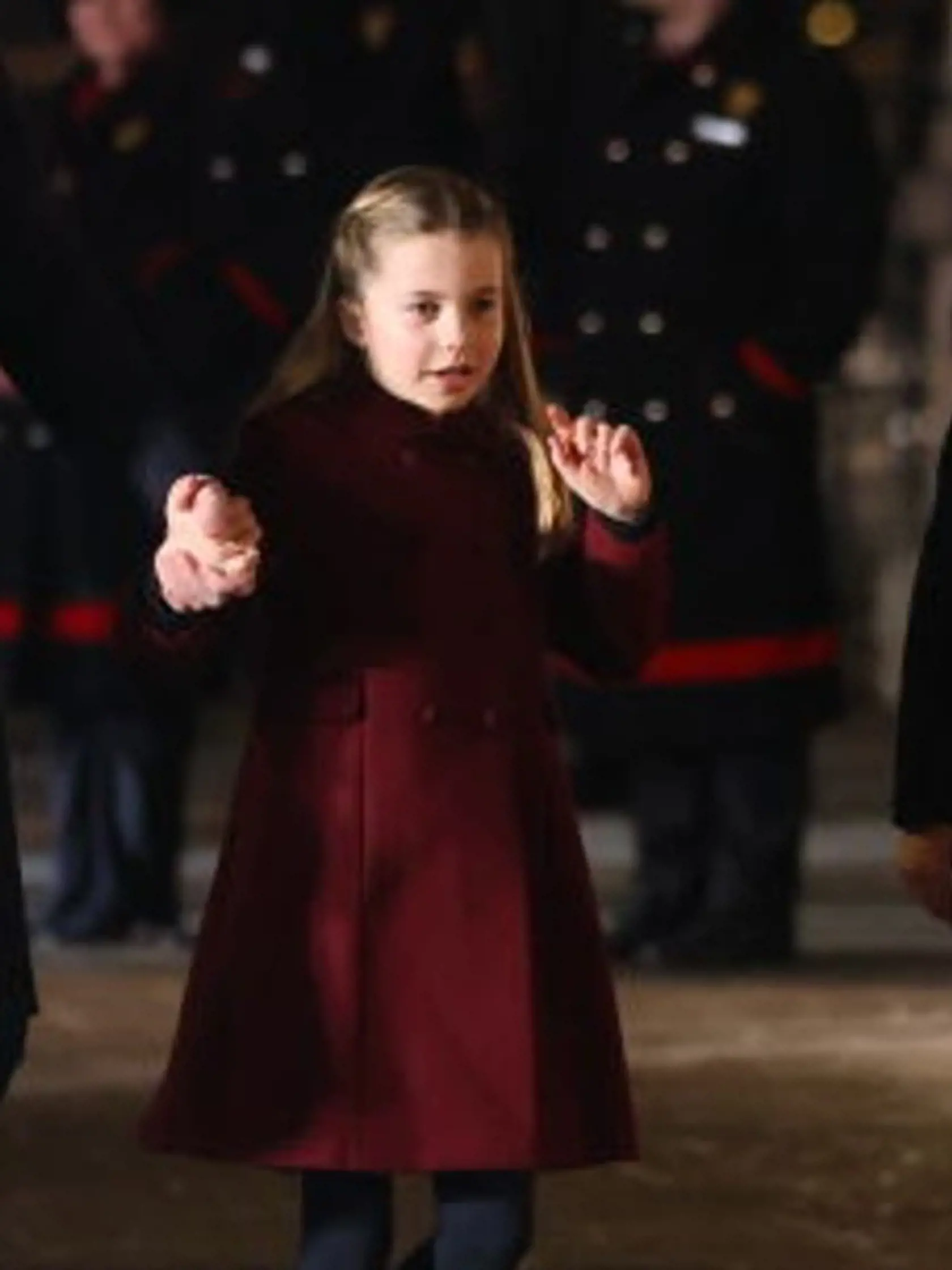 Princezná Charlotte, z ktorej je už veľká slečna, mala oblečený bordový kabát za 160 libier značky Trotters Heritage, ktorý sa nápadne podobal kabátu jej matky Kate. Vlasy mala rozpustené a jemne zvlnené.