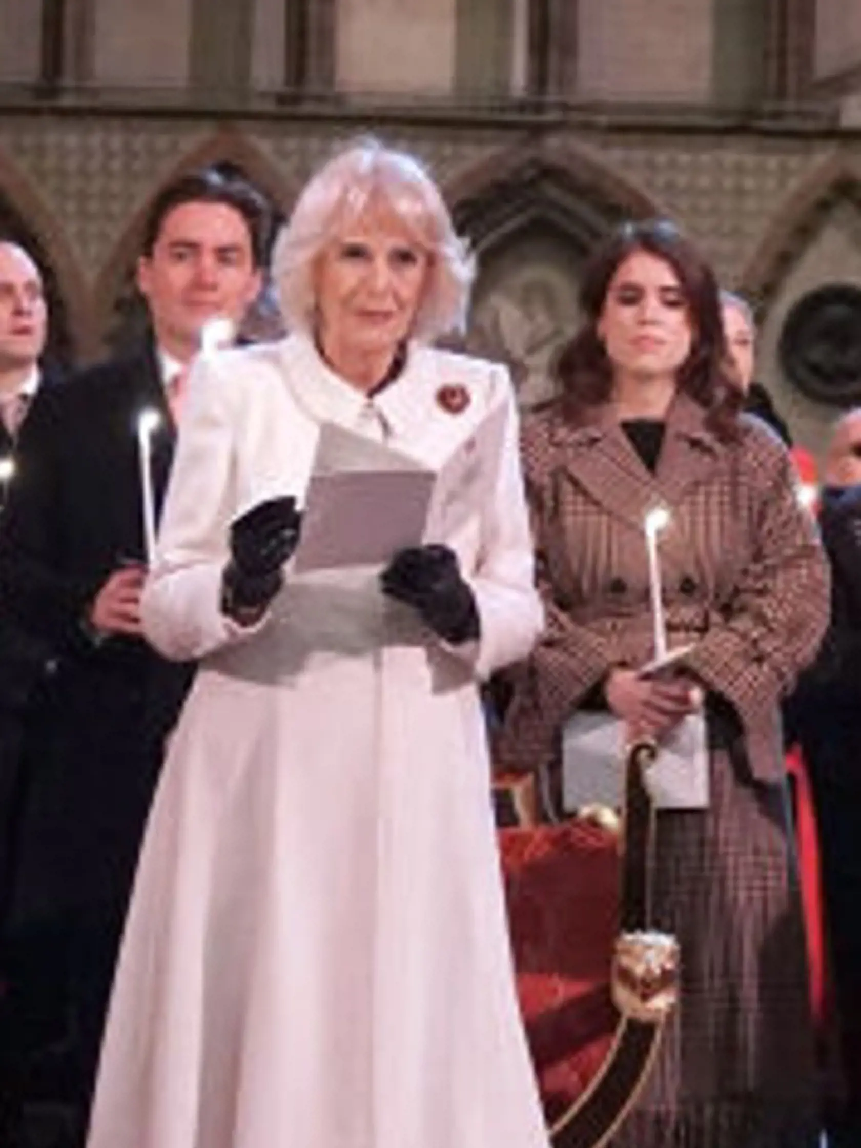 Manželka kráľa Charlesa Camilla žiarila v bielom elegantnom kabáte.