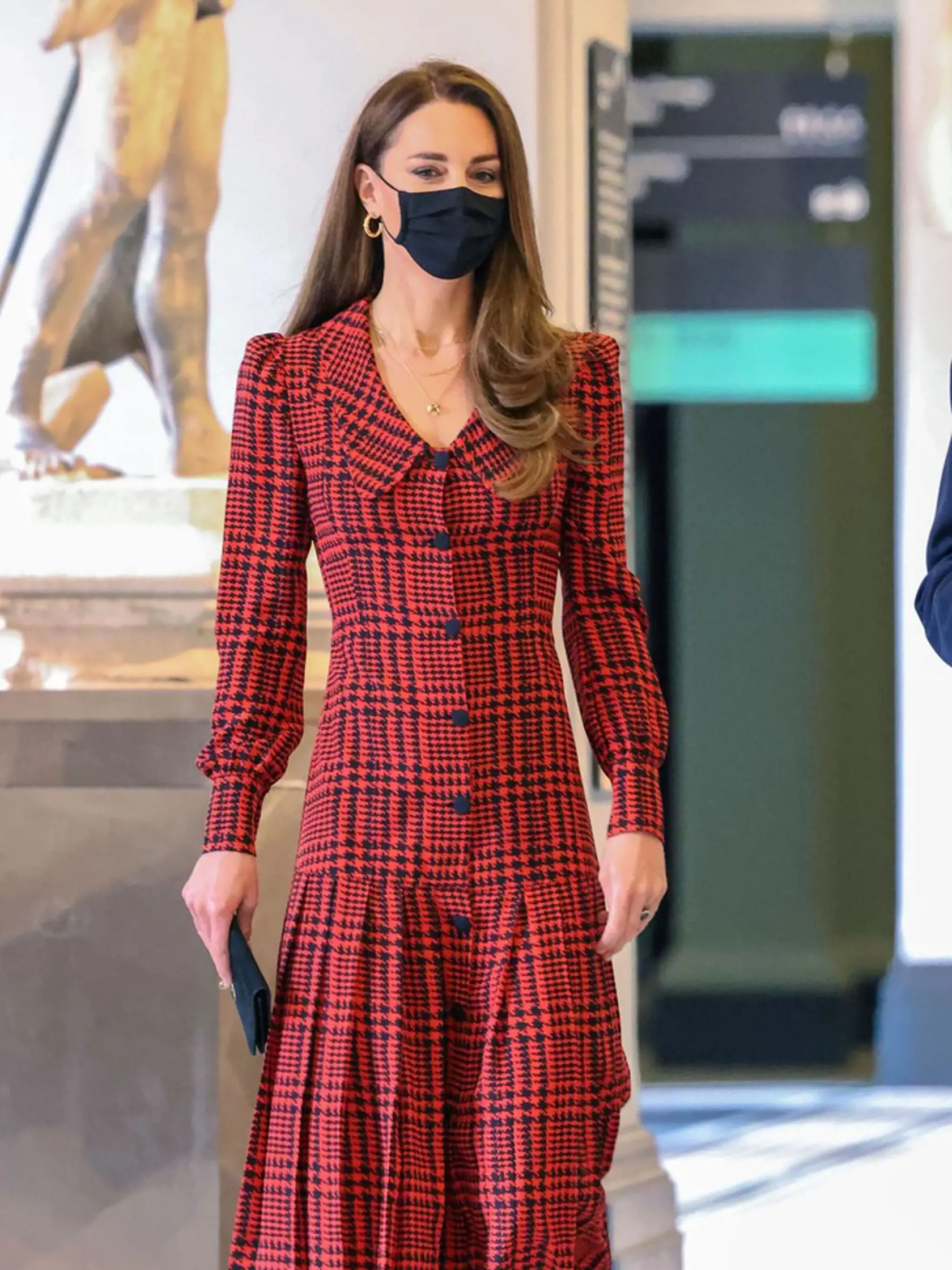 Kate mala oblečené červené šaty od módnej návrhárky Alessandry Rich v hodnote 1 800 eur.