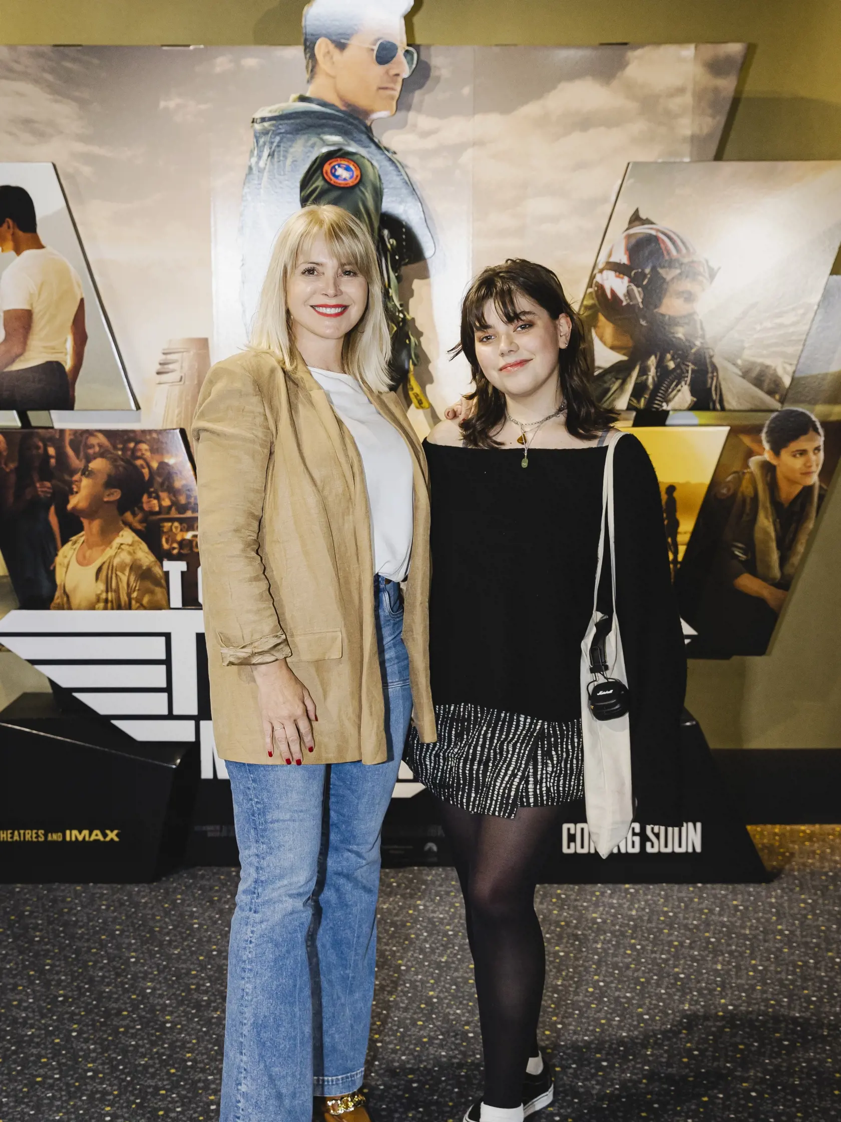 Na snímke Zuzana Vačková s dcérou Máriou Čubovou prichádza na slovenskú premiéru amerického filmu TOP GUN: MAVERICK