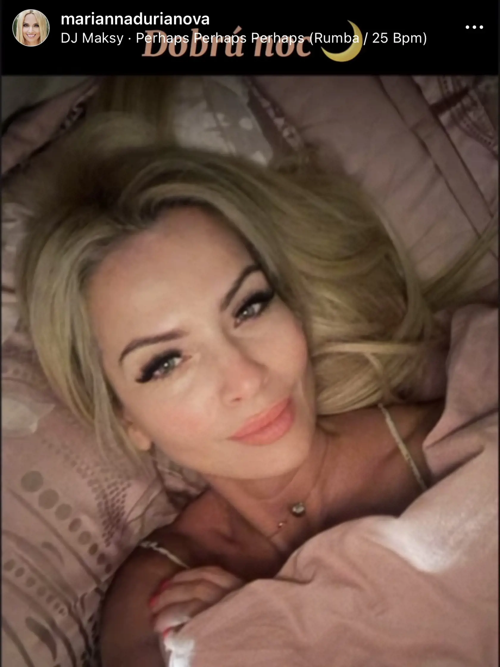 Bývanie Marianny Ďurianovej. Selfie priamo z postele.