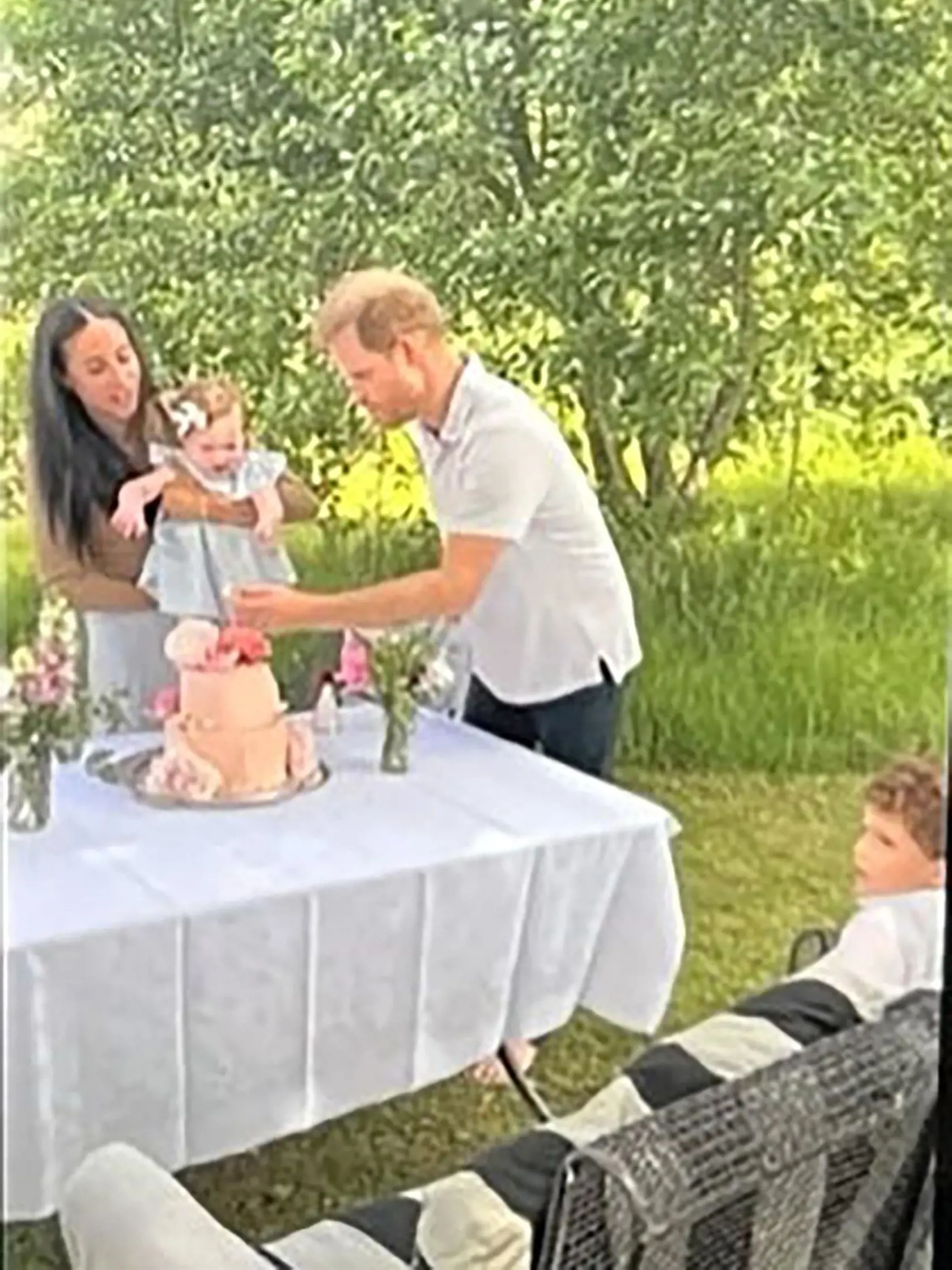 Harry a Meghan zverejnili doteraz nepublikované fotografie dcérky Lilibet