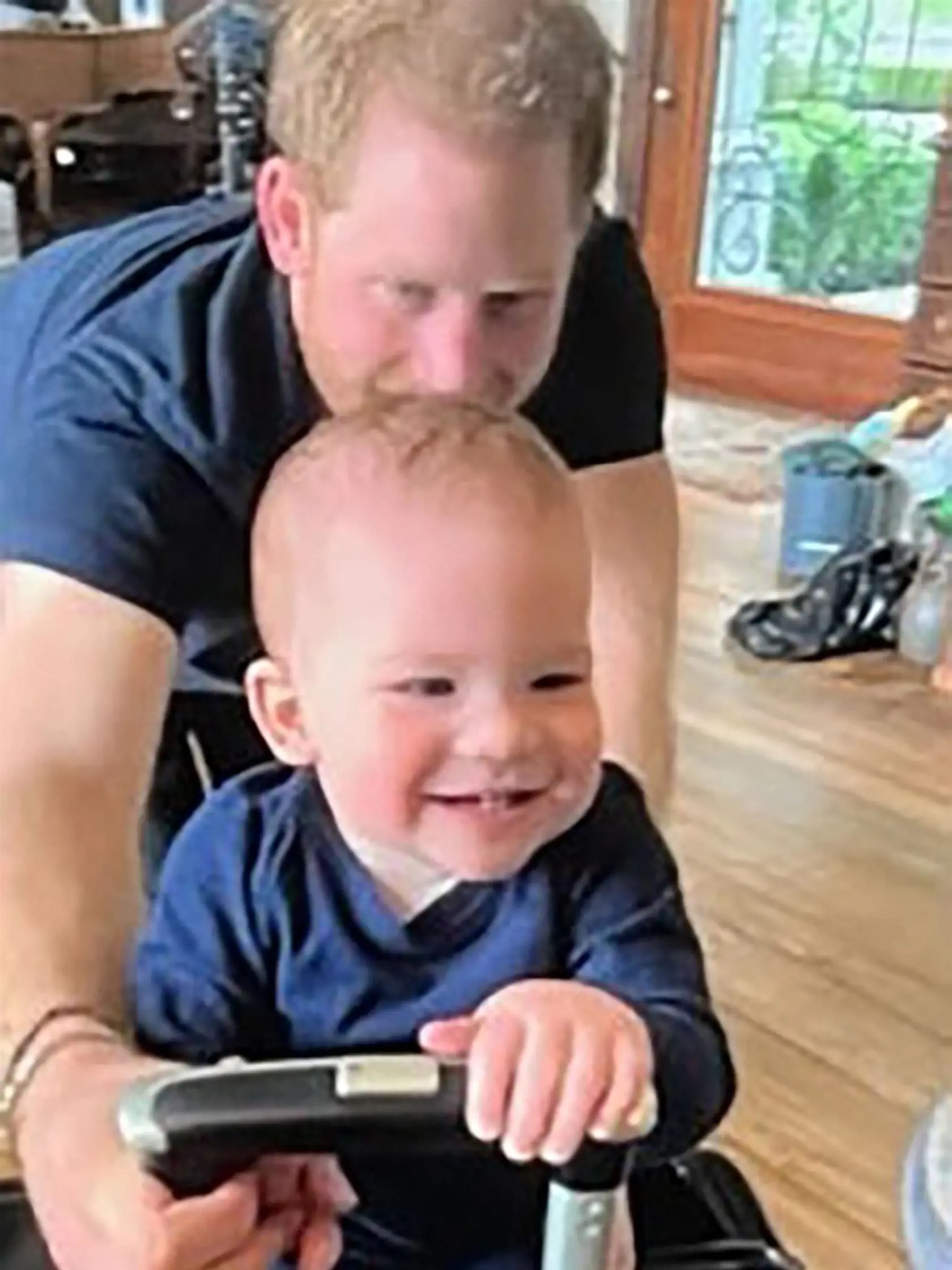 Harry a Meghan zverejnili doteraz nepublikované fotografie dcérky Lilibet