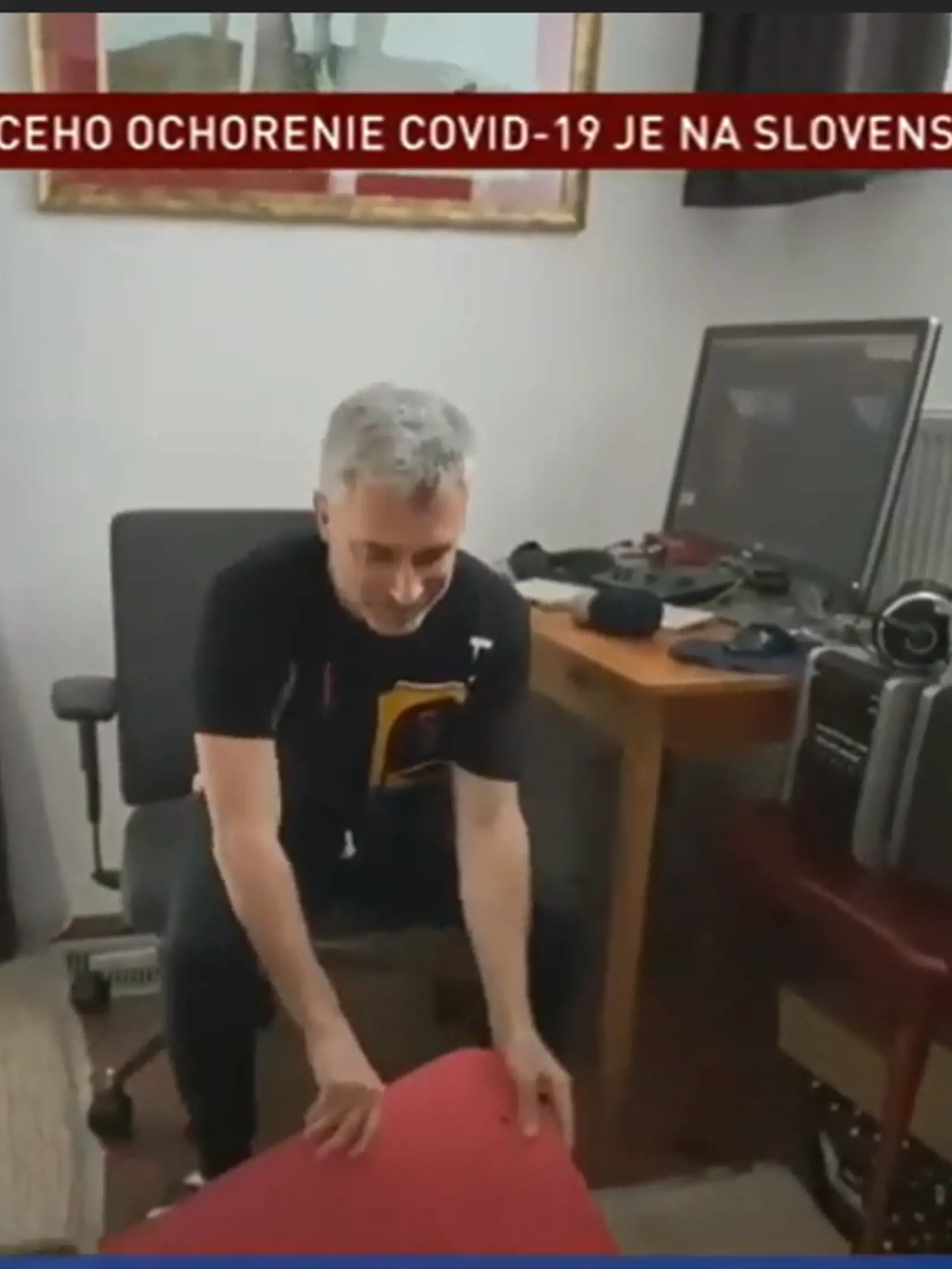 Braňo si doma aj zacvičí.