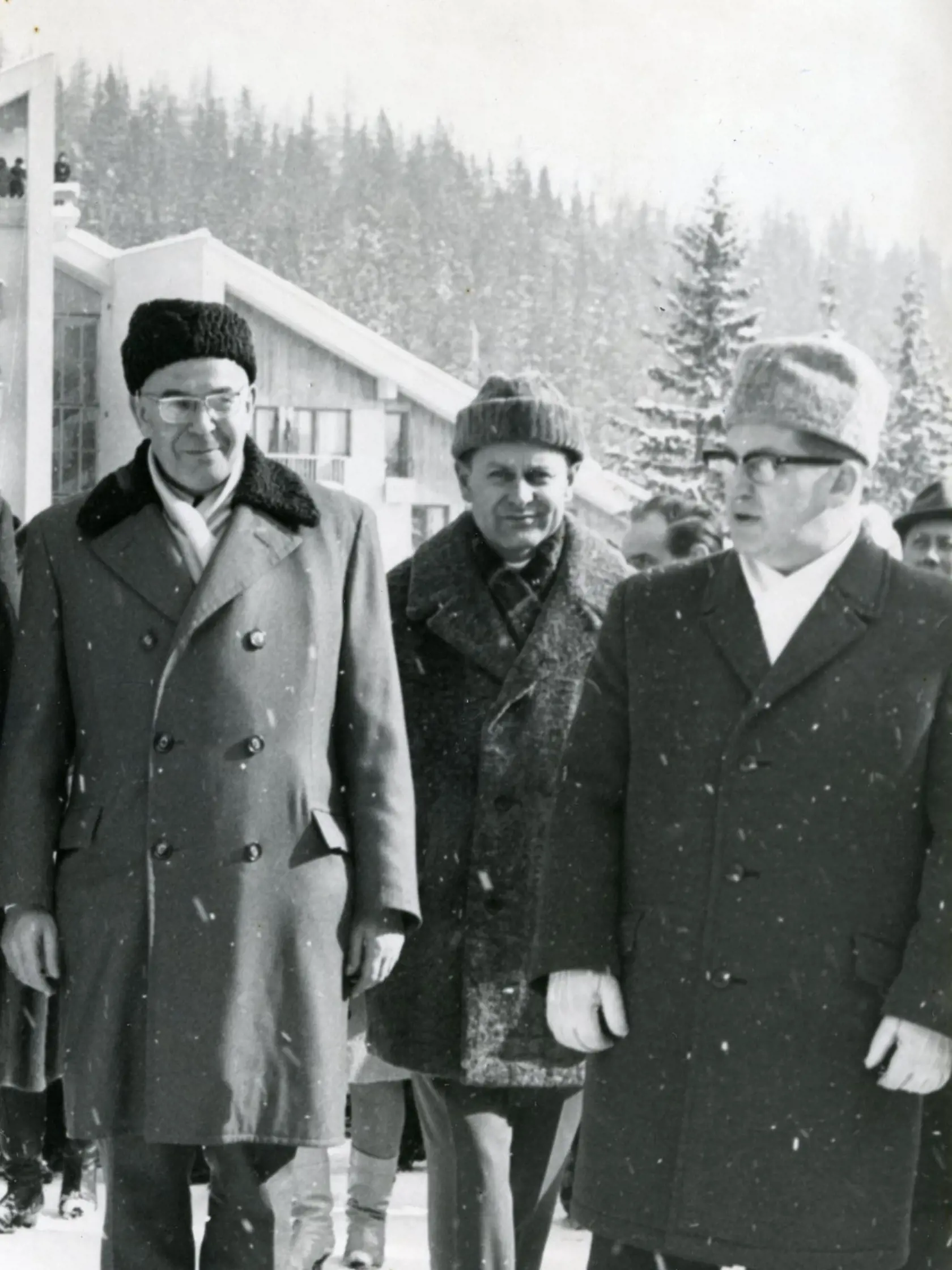 Historické zábery, na ktorých je Gustáv Husák (vľavo).