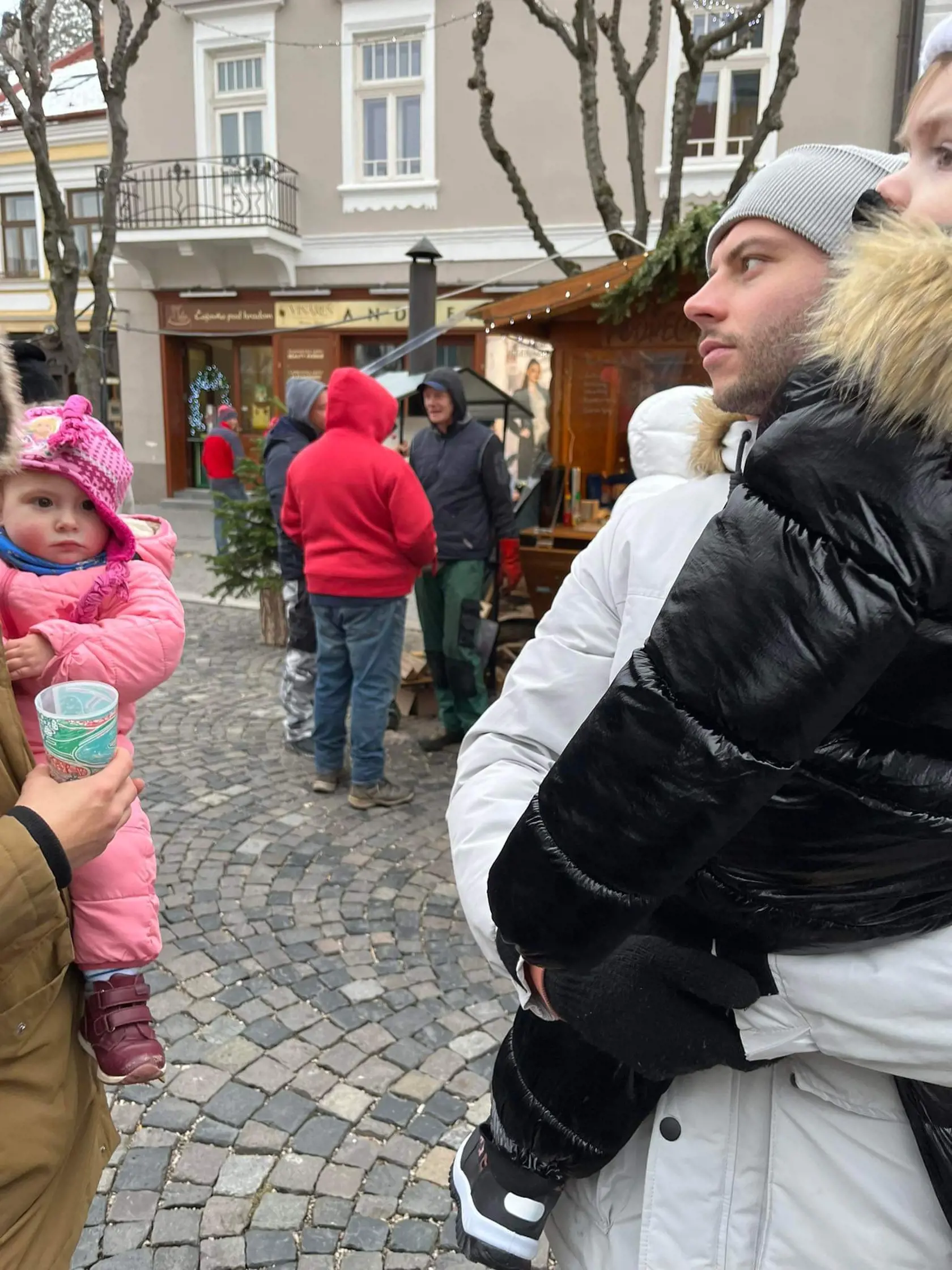 Adam pečie podpecníky na vianočných trhoch.