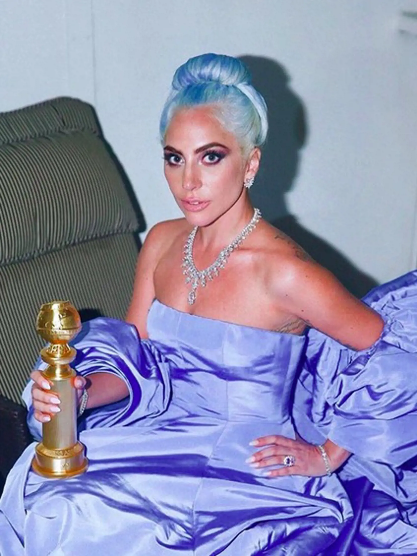 Ľadová Lady Gaga. Speváčka si zrejme brala príklad z rozprávky „Ľadové kráľovstvo“. Vždy vedela šokovať a jej look nikdy nebol obyčajný. A podľa jej oscarového účesu niet pochýb, že v tomto duchu pokračuje i ďalej.