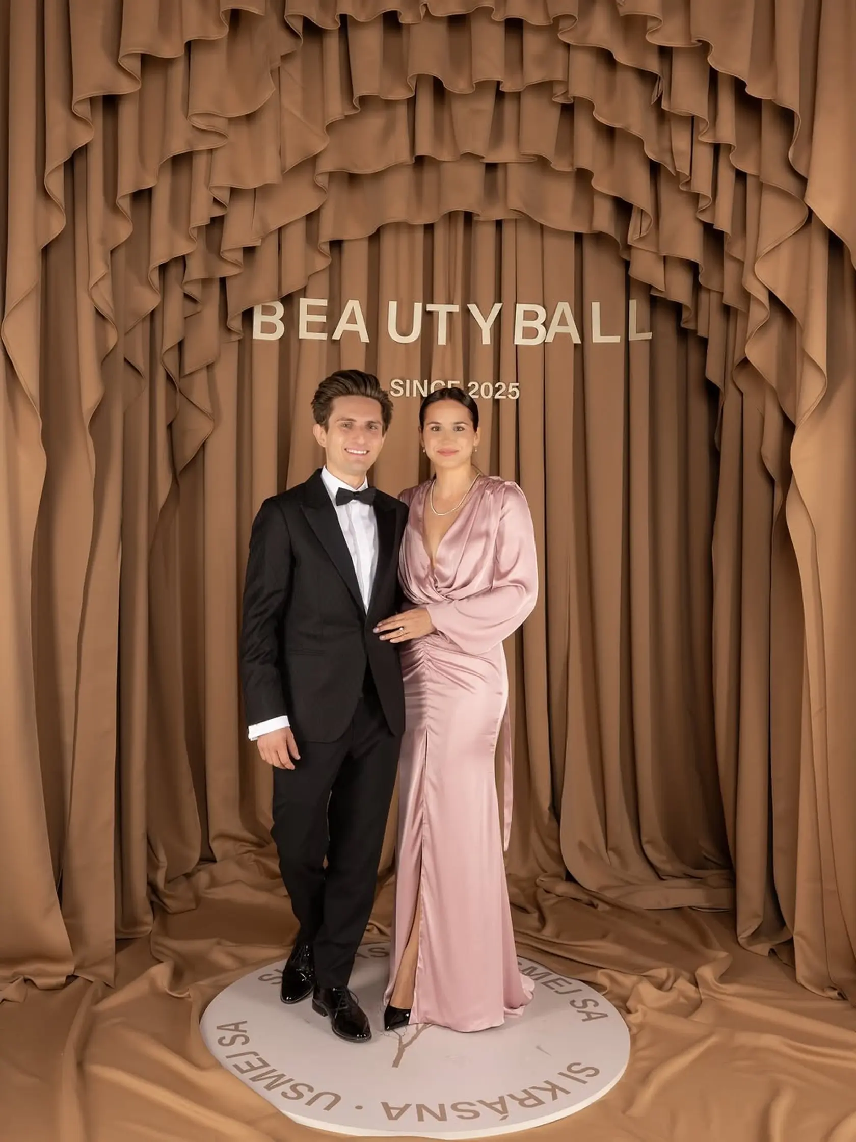 Huslista Filip Jančík s manželkou Luciou na Beauty Balle na Bratislavskom hrade. 