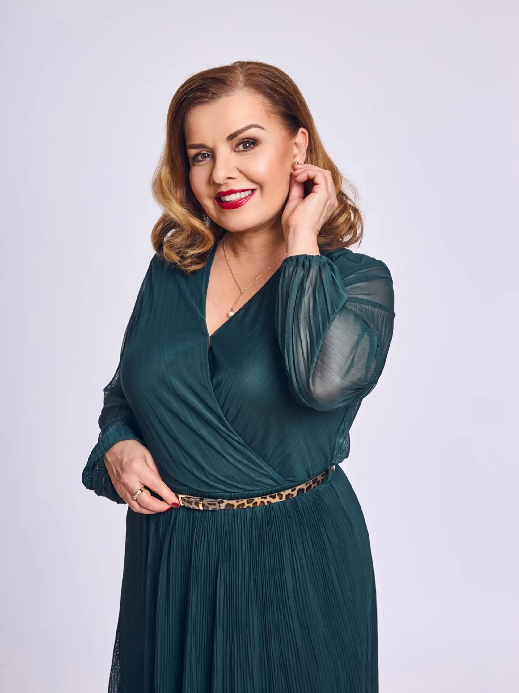 Zuzka Tlučková vôbec nestarne! Je to stále veľmi šarmantná a sympatická žena. Ako sestrička Mária Fraňová sa veľmi snaží, aby jej dcéra neostala na ocot. 