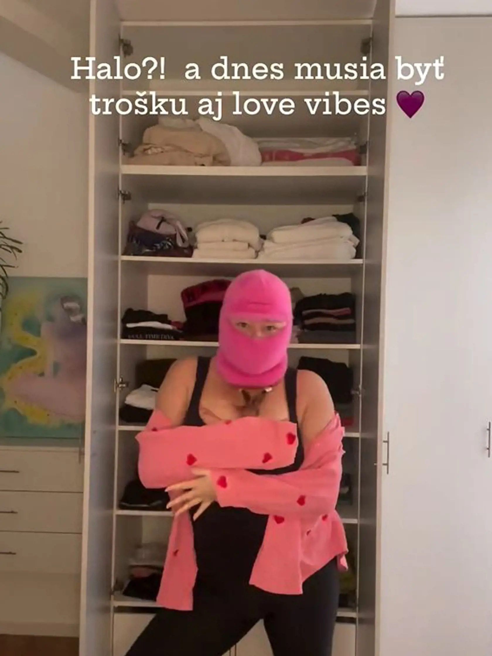 Evelyn chodila po meste v ružovej huňatej kukle. Skrývala svoju dokaličenú tvár. "Ešte som opuchnutá", vravela.