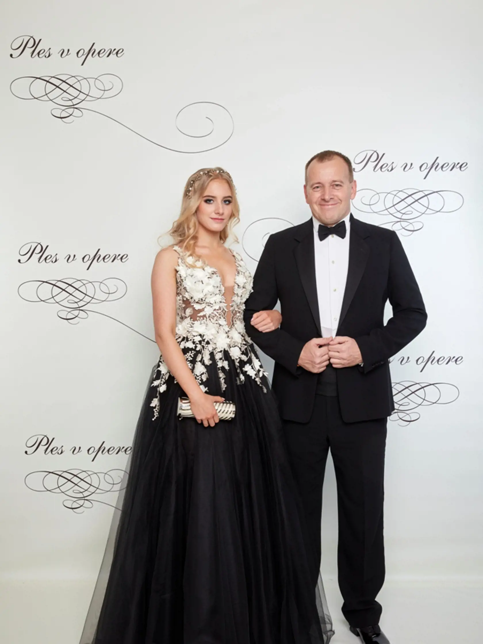2018: Pre svoje druhé účinkovanie na Plese v opere zvolila Alexandra Horňáková šaty s odvážnym výystrihom.
