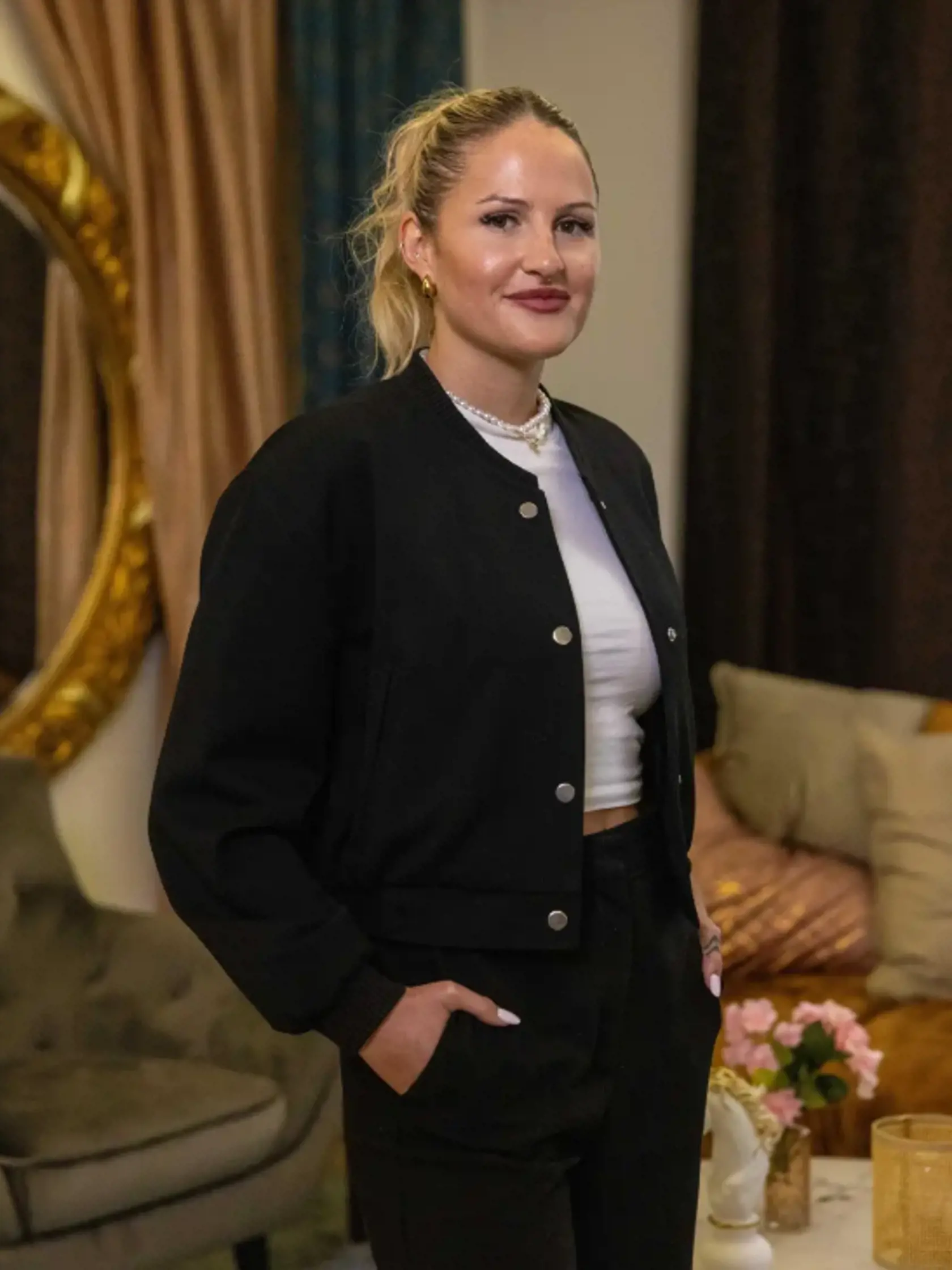 Súťažiaca Linda Asani mala niekoľko rokov vykonávať v známom salóne erotické masáže.
