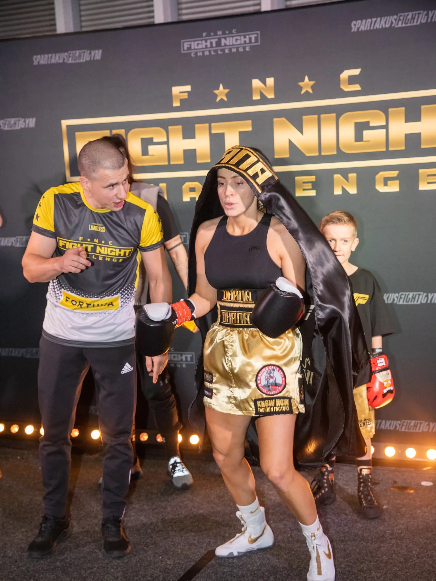 Na snímke je Fight Night Challenge. Ide o tretí turnaj organizácie FNC, ktorý sa konal v Brne. Zápasili skúsení bojovníci, no aj celebrity z hudobného priemyslu. Na fotke  je slovenská speváčka, hudobníčka Dominika Mirgová.