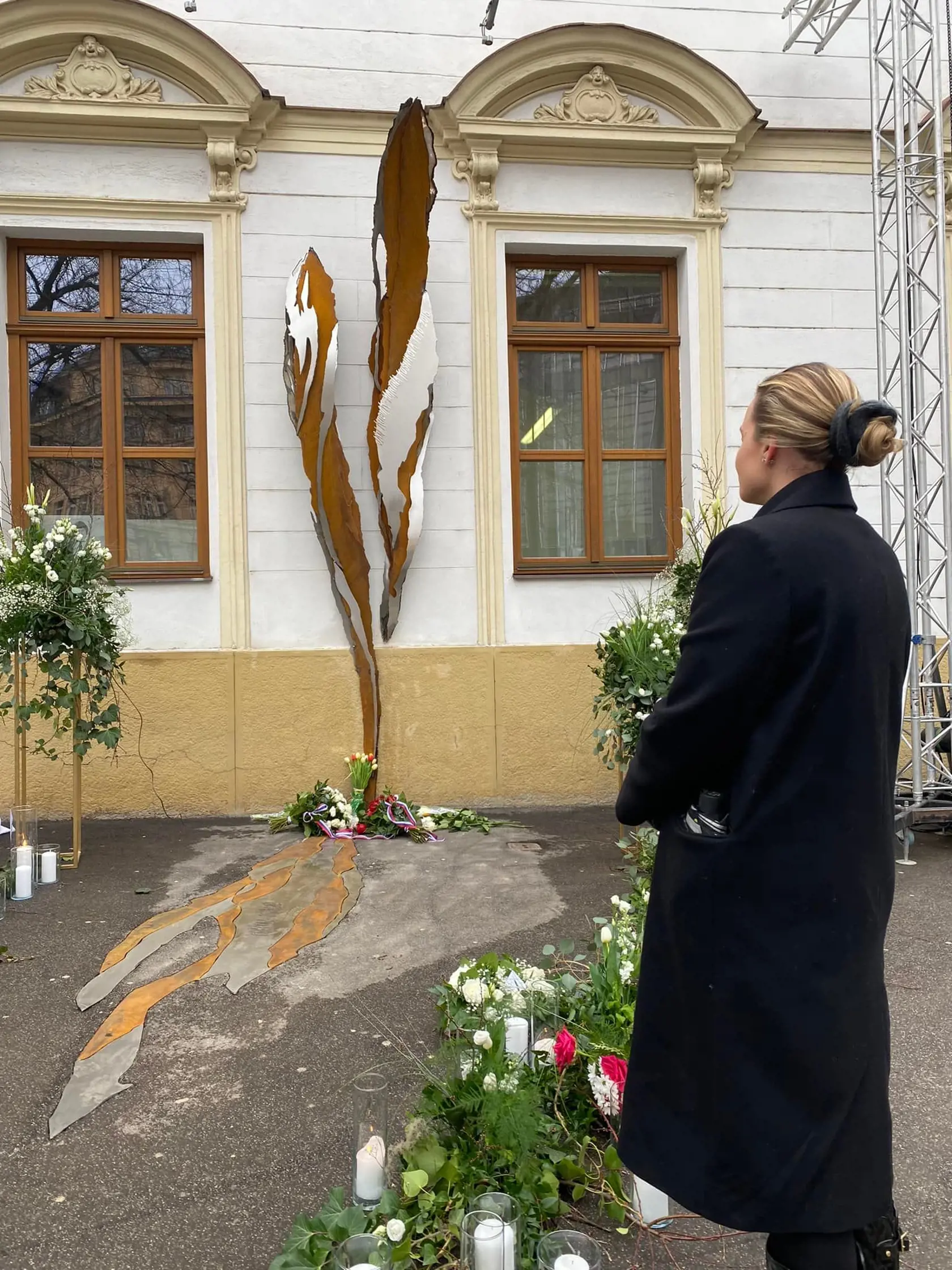 Poslankyňa za OĽaNO Romana Tabák pred pamätníkom Jána Kuciaka a Martiny Kušnírovej.