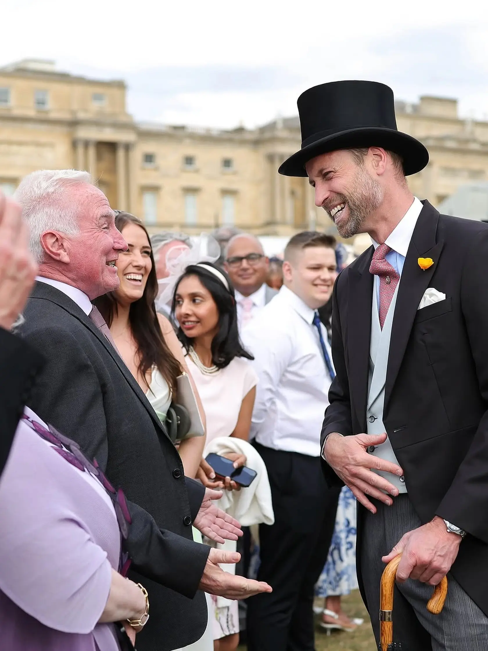 Princ William vyzeral ako vystrihnutý z pánskeho módneho žurnálu v elegantnom obleku a cylindri.