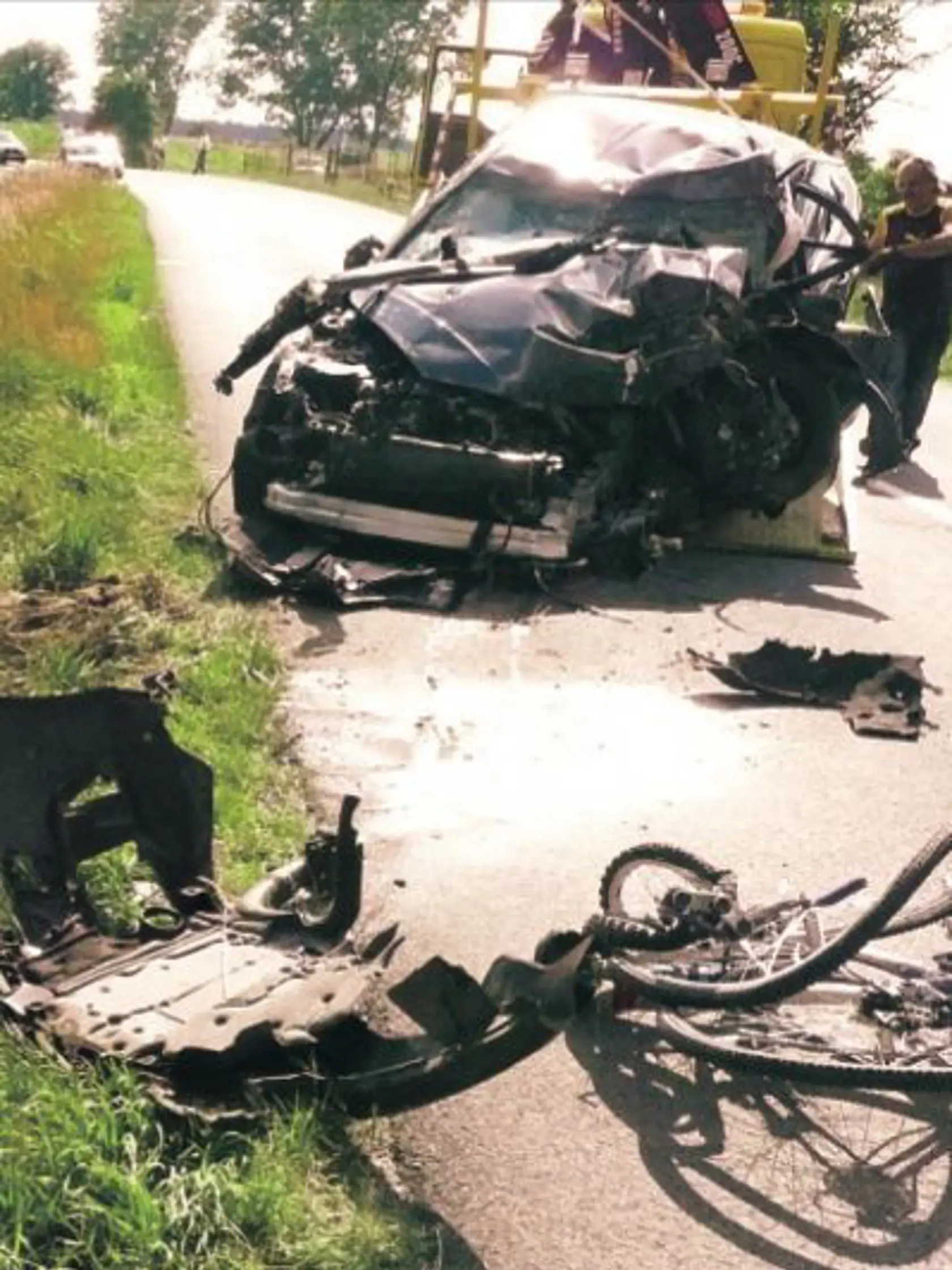 29. jún 2008: Miesto tragickej nehody Rasťa Žitného. Vtedajší markizácky moderátor zrazil na ceste medzi Rohožníkom a Kuchyňou rodinku na bicykloch. Vyhasol pri nej život iba 5-ročného Tomáška.