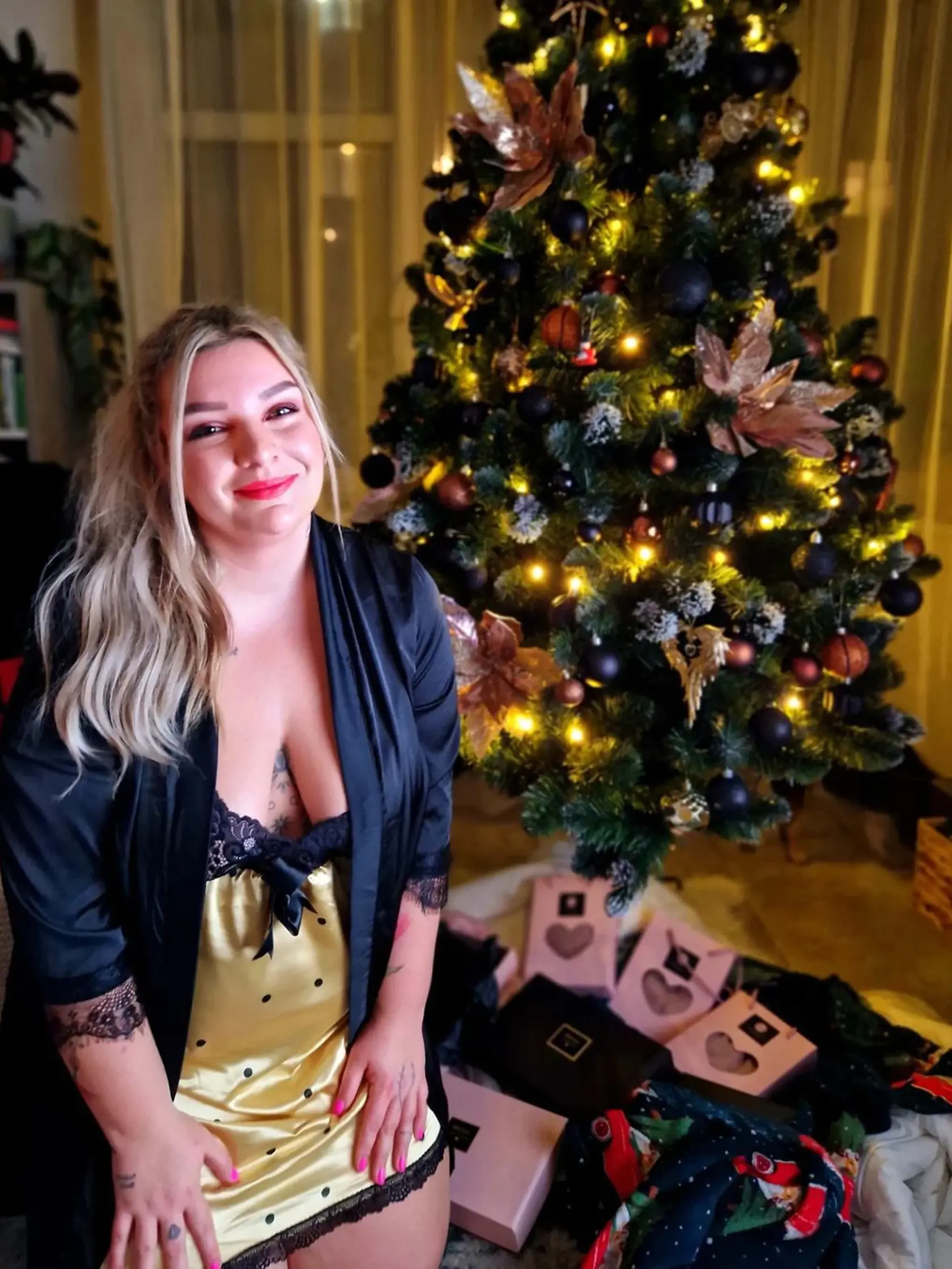 Komička Simona pozdravila fanúšikov spod vianočného stromčeka.