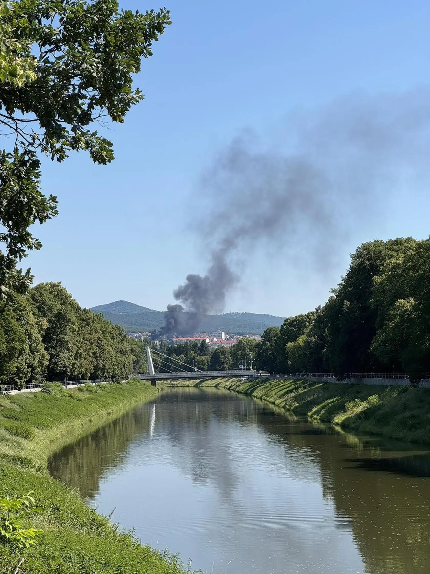 Na Radovej ulici v Nitre pod Zoborom horel rodinný dom. Nitrianski hasiči dnes dopoludnia zasahovali pri požiari strechy rodinného domu v Nitre, časť Zobor.
