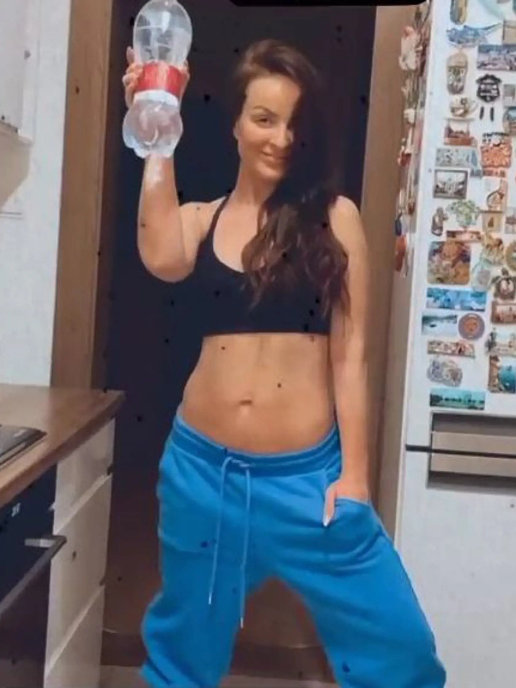 Twiinska Veronika Nízlová sa pochválila postavou necelé tri mesiace od pôrodu dcérky Ney.