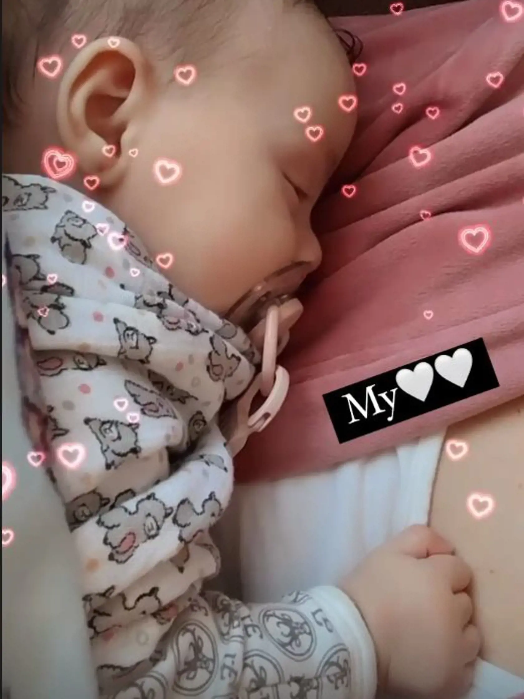 Veronika Nízlová v čase, keď Matúš Kolárovský zverejnil pesničku MY, kde konečne priznal, že je otcom jej dcérky, speváčka zverejnila spoločný záber s malou Neou s popisom "My".