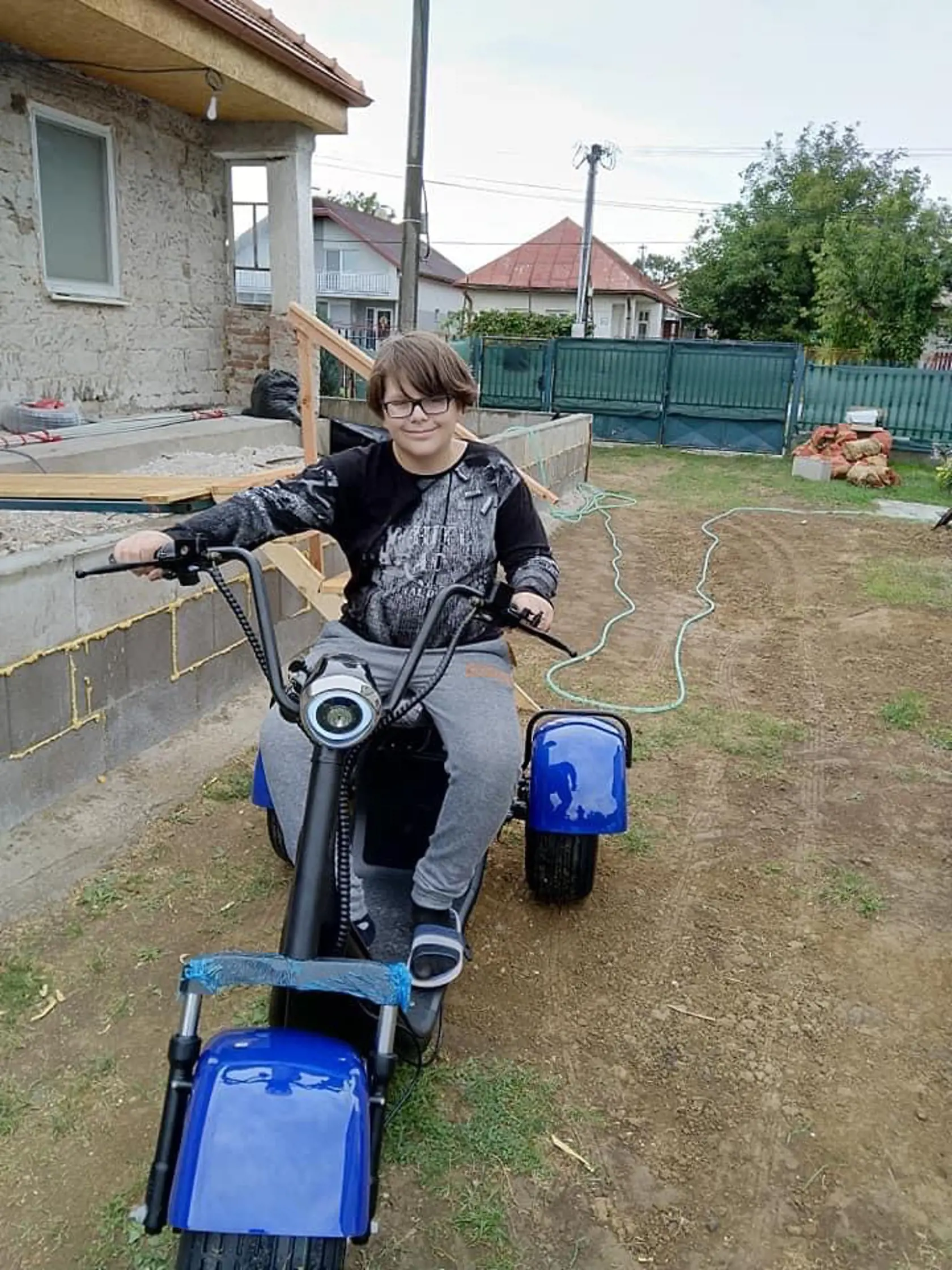 Roman sa darčeku veľmi tešil.